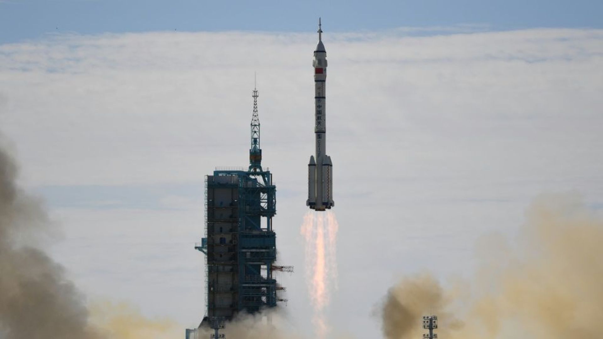 La fusée Longue-Marche 2F décolle de son pas de tir du Centre de lancement spatial de Jiuquan, le 17 juin 2021 en Chine