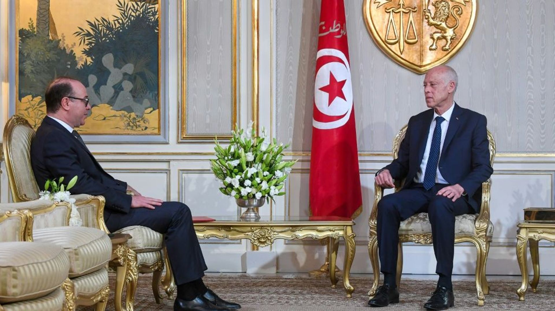 Le président tunisien Kais Saied rencontre le Premier ministre tunisien désigné Elyes Fakhfakh, chargé de former un gouvernement, au palais présidentiel de Carthage, à l'est de Tunis le 20 janvier 2020