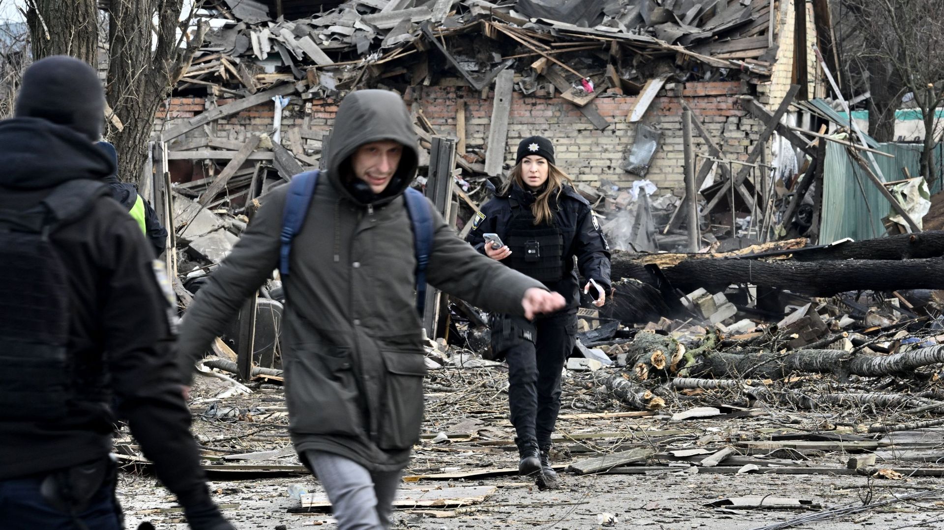 Une officière de police arpente les débris d’un logement détruit par un tir russe à Kiev, le 29 décembre.