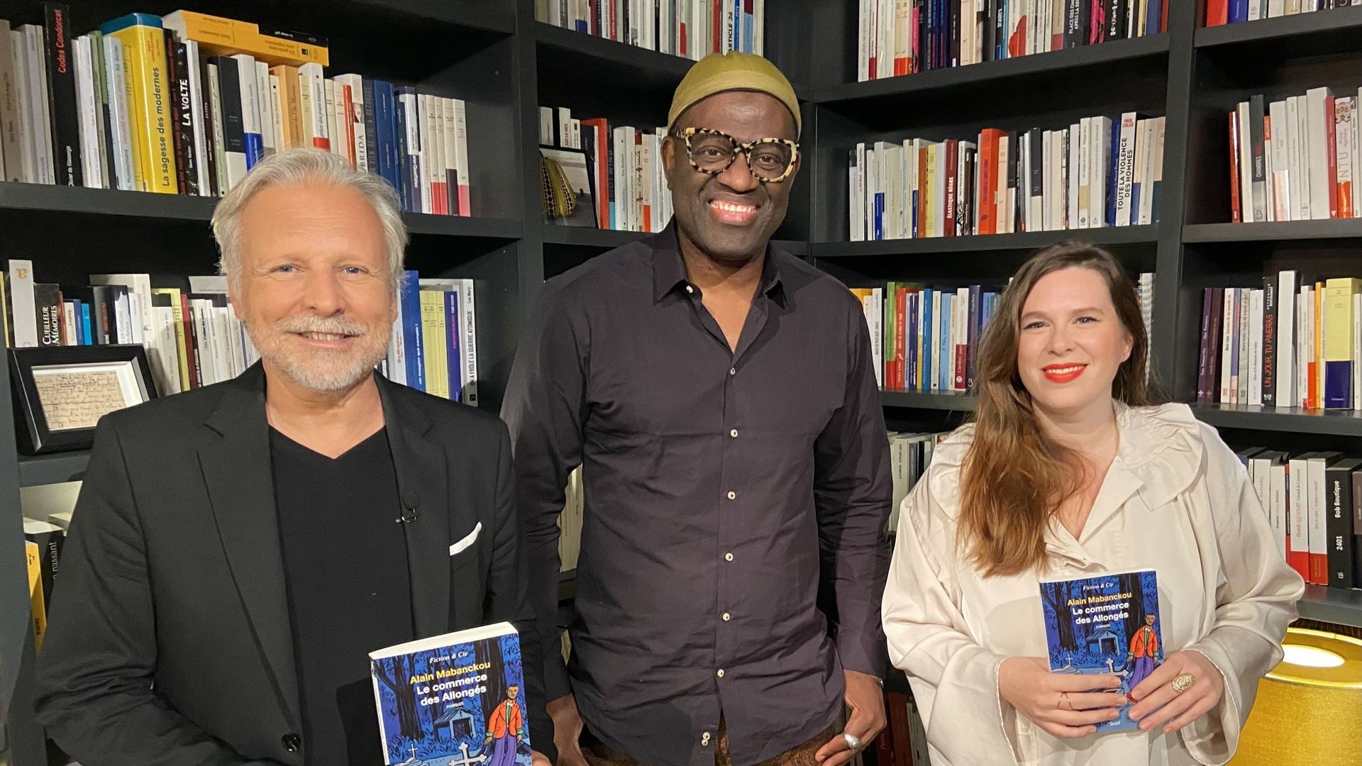 L'écrivain Alain Mabanckou entouré de Thierry Bellefroid et Lucile Poulain