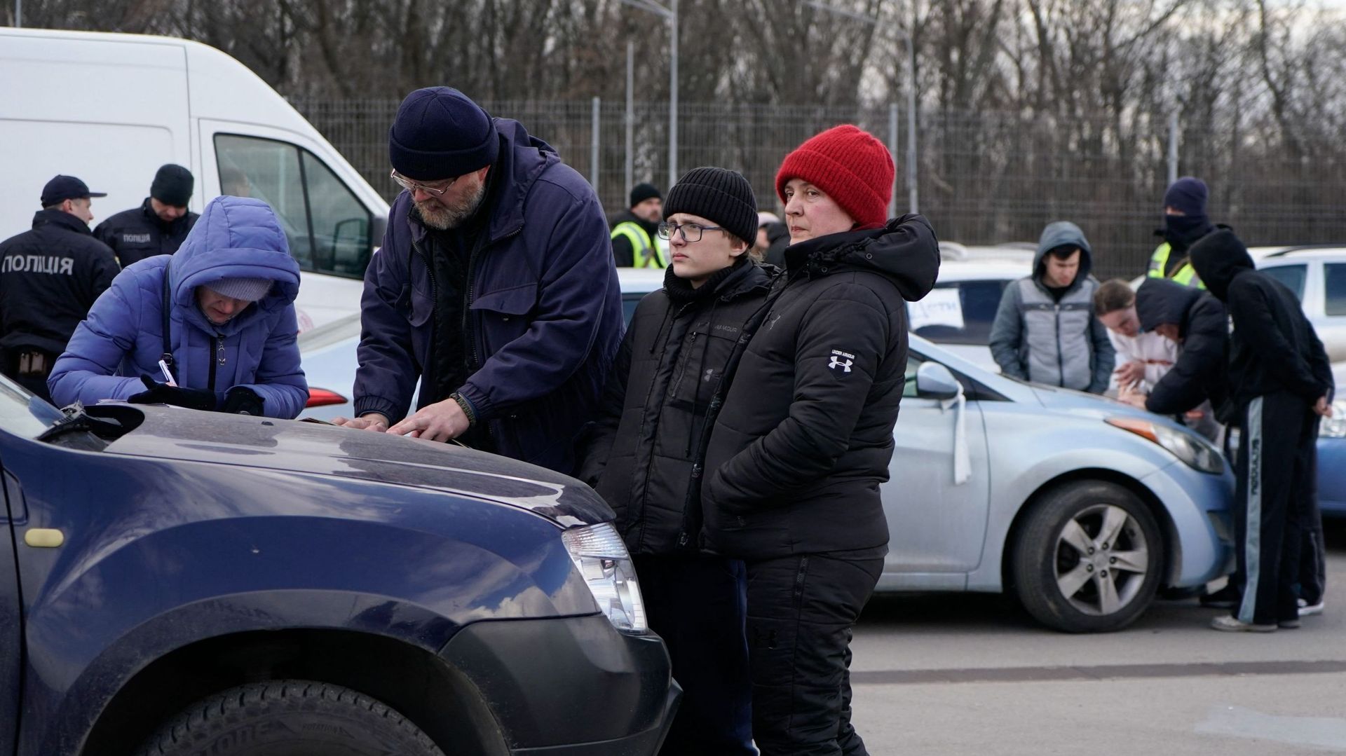 Les évacués de Marioupol sont vus à leur arrivée à la périphérie de la ville de Zaporizhzhia, devenue un centre d’enregistrement pour les personnes déplacées, le 16 mars 2022.