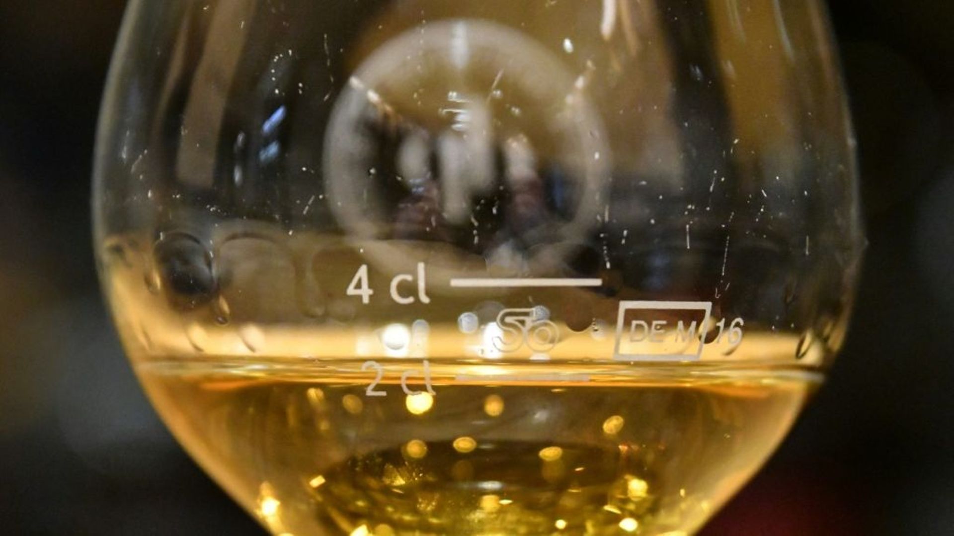 Vue prise le 2 août 2017 à l'hôtel Waldhaus am See à St. Moritz d'un verre de whisky versé à partir d'une bouteille datant de 1878 de la marque écossaise Macallan