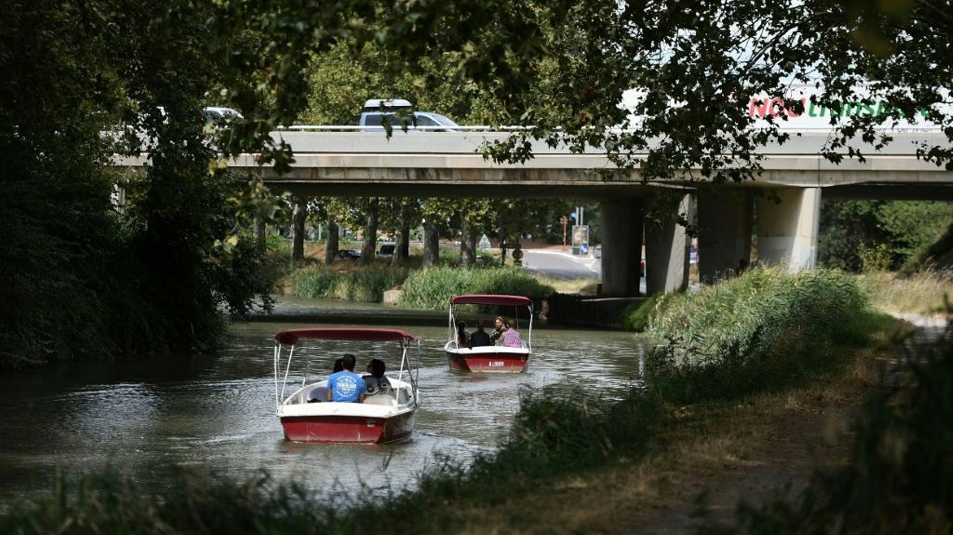 Le canal de la Robine, dans lequel la station d’épuration de Narbonne rejette les eaux traitées, dans le sud de la France, le 18 août 2022