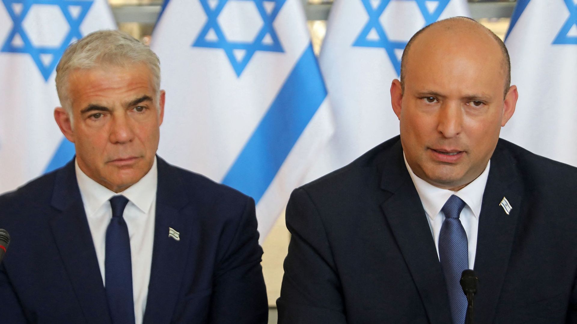 Le Premier ministre israélien Naftali Bennett (à droite) et le ministre des Affaires étrangères Yair Lapid. 