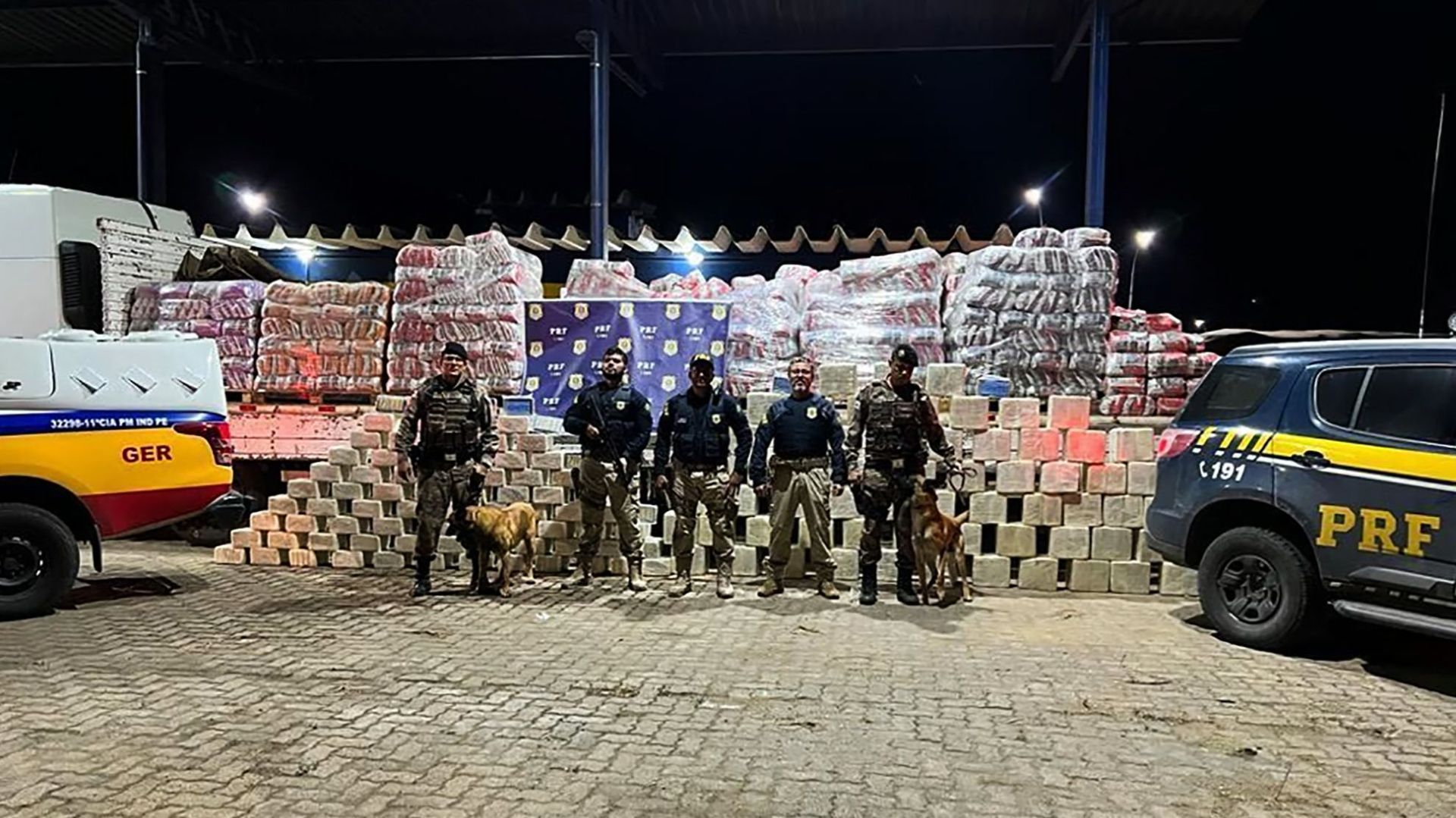 Photo publiée le 8 octobre 2022 par la police fédérale de l'État de Minas Gerais, au Brésil, de la saisie de plus d'une tonne de cocaïne, qui était dissimulée dans un camion transportant de la litière pour chats, dans le sud-est de l'État de Minas Gerais,