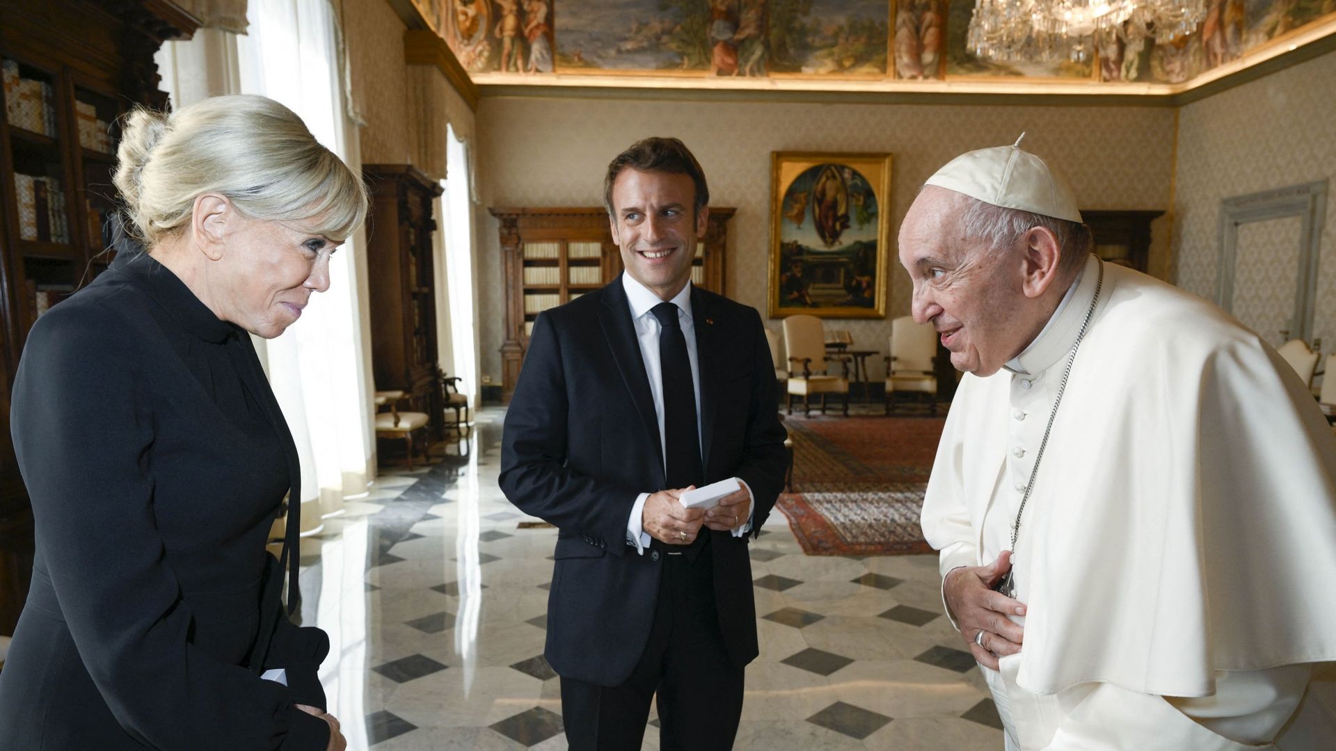 Le pape François s’entretenant avec le président français Emmanuel Macron et son épouse Brigitte Macron à la fin d’une audience privée au Vatican, le 24 octobre