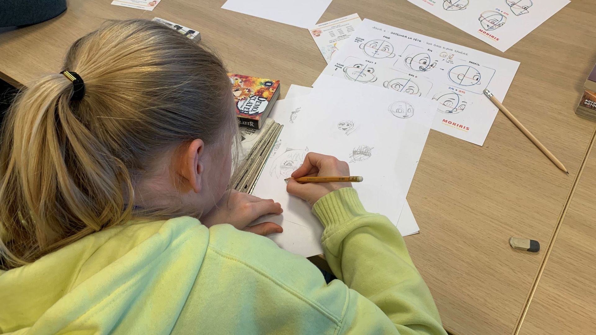 Les enfants participent à un atelier de dessin tous les matins lors du stage.