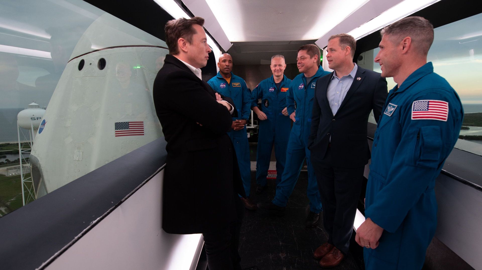 Elon Musk, patron de Space X à gauche, en compagnie du patron et d'astronautes de la NASA