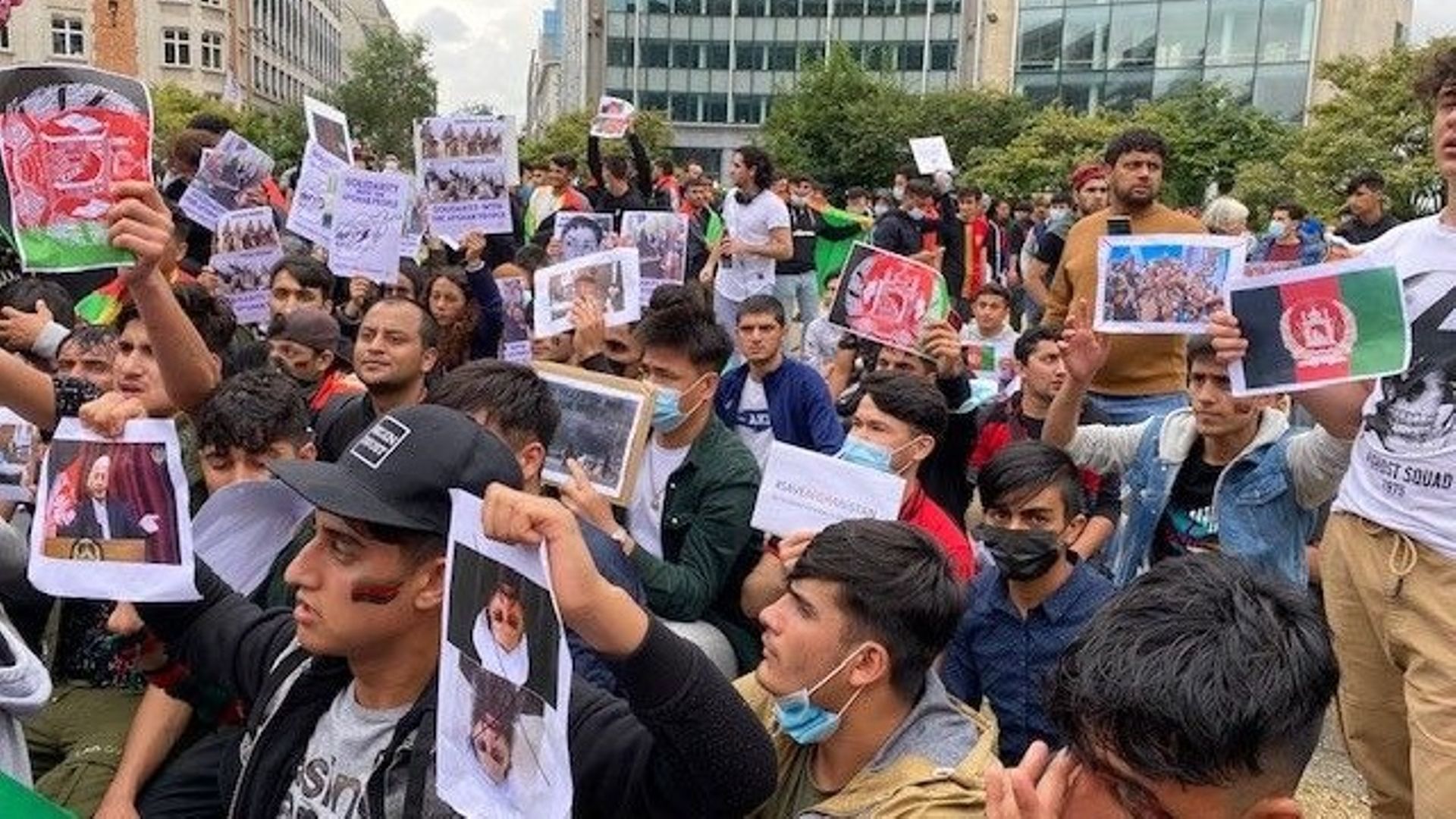 Près de 500 personnes se sont rassemblées ce 18 août, au Rond-Point Schumann à Bruxelles, en soutien aux afghans.