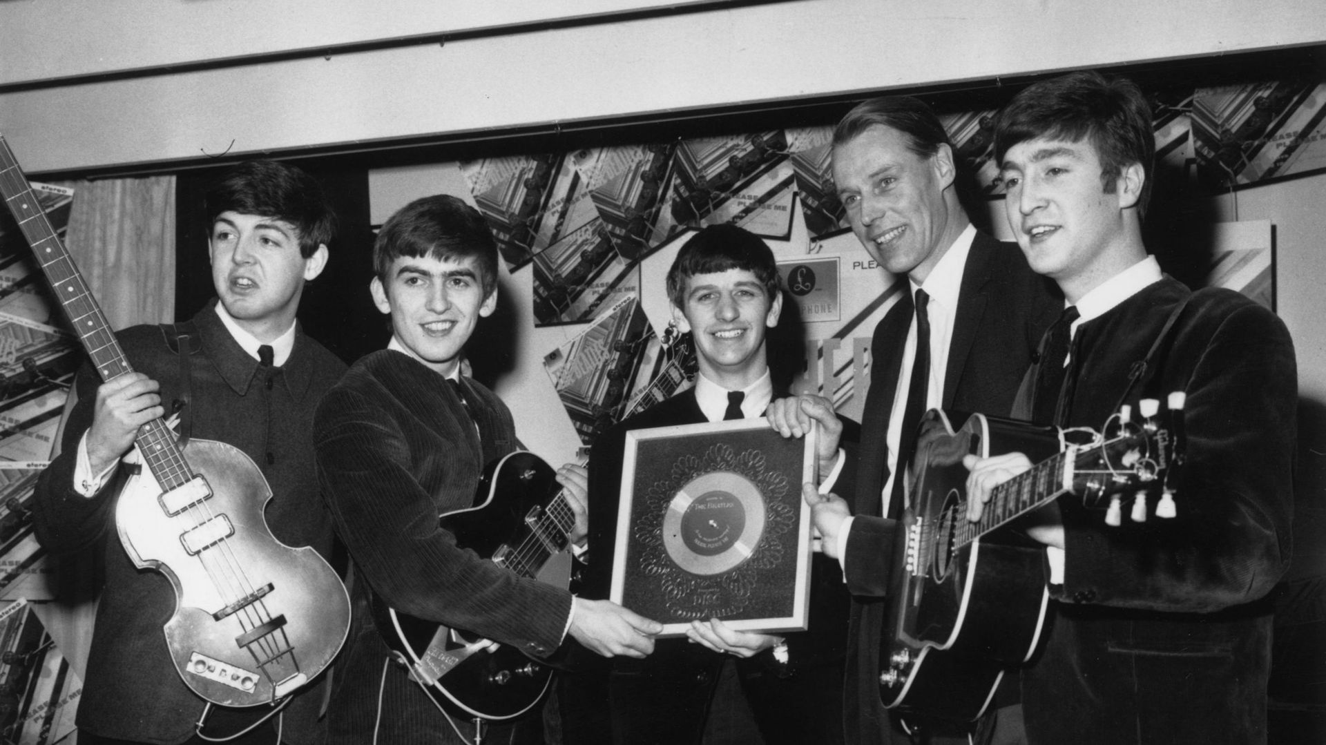 Les Beatles avec George Martin en 1963. De Gauche à droite : Paul McCartney, George Harrison (1943 - 2001), Ringo Starr, George Martin et John Lennon (1940 - 1980)