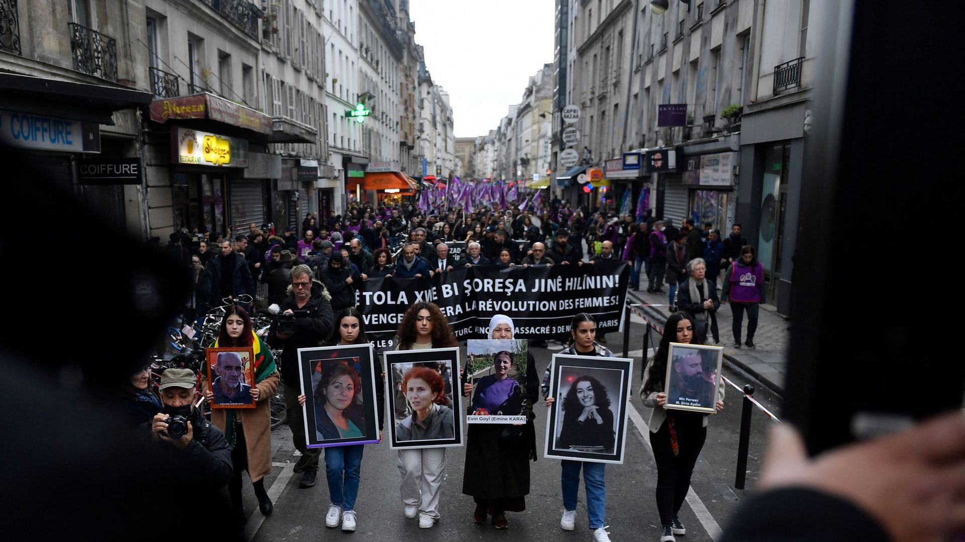 Kurdes tués à Paris : le mobile raciste retenu mais pas la piste terroriste, comment l’expliquer ?