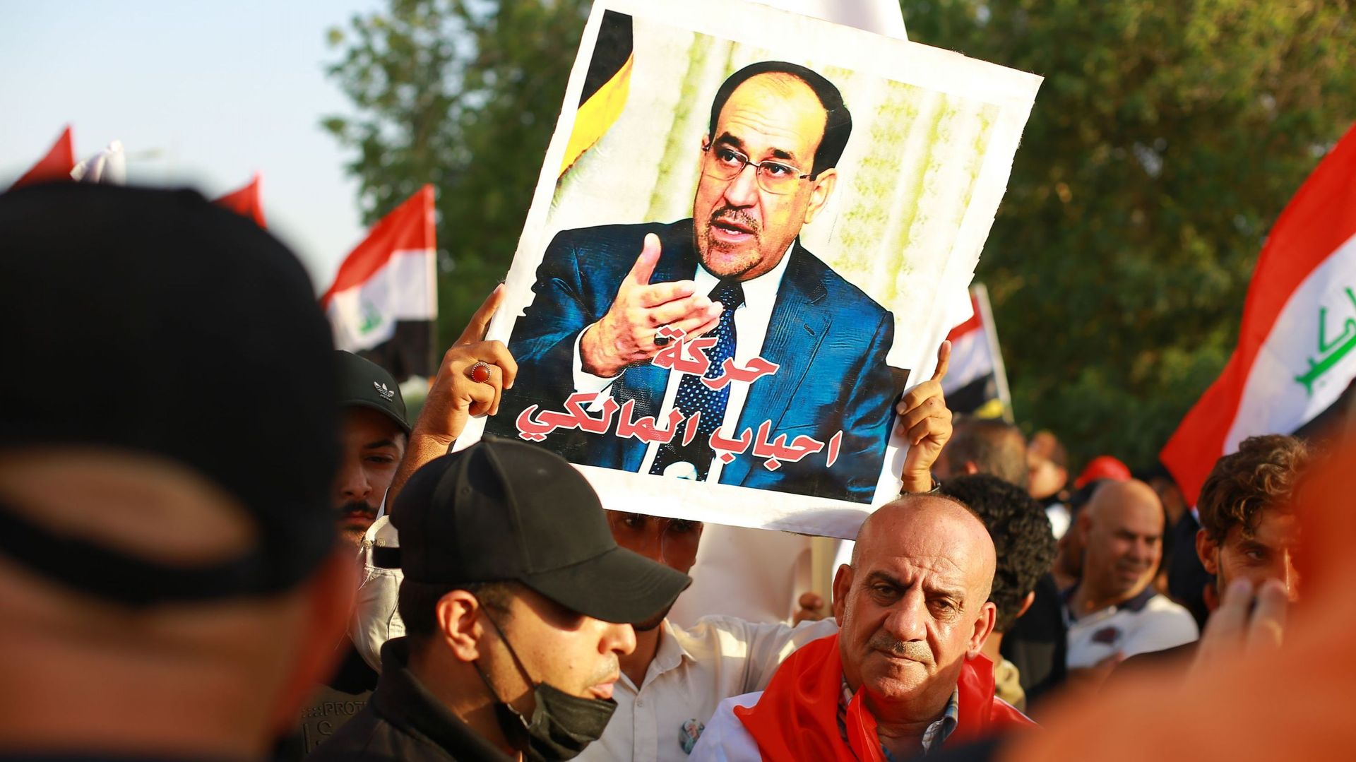Des partisans du Cadre de coordination chiite participent à une manifestation devant la "Zone verte" à Bagdad, appelant à la formation d'un nouveau gouvernement et s'opposant au sit-in des partisans de Sadr au Parlement, qui a débuté le 30 juillet. 