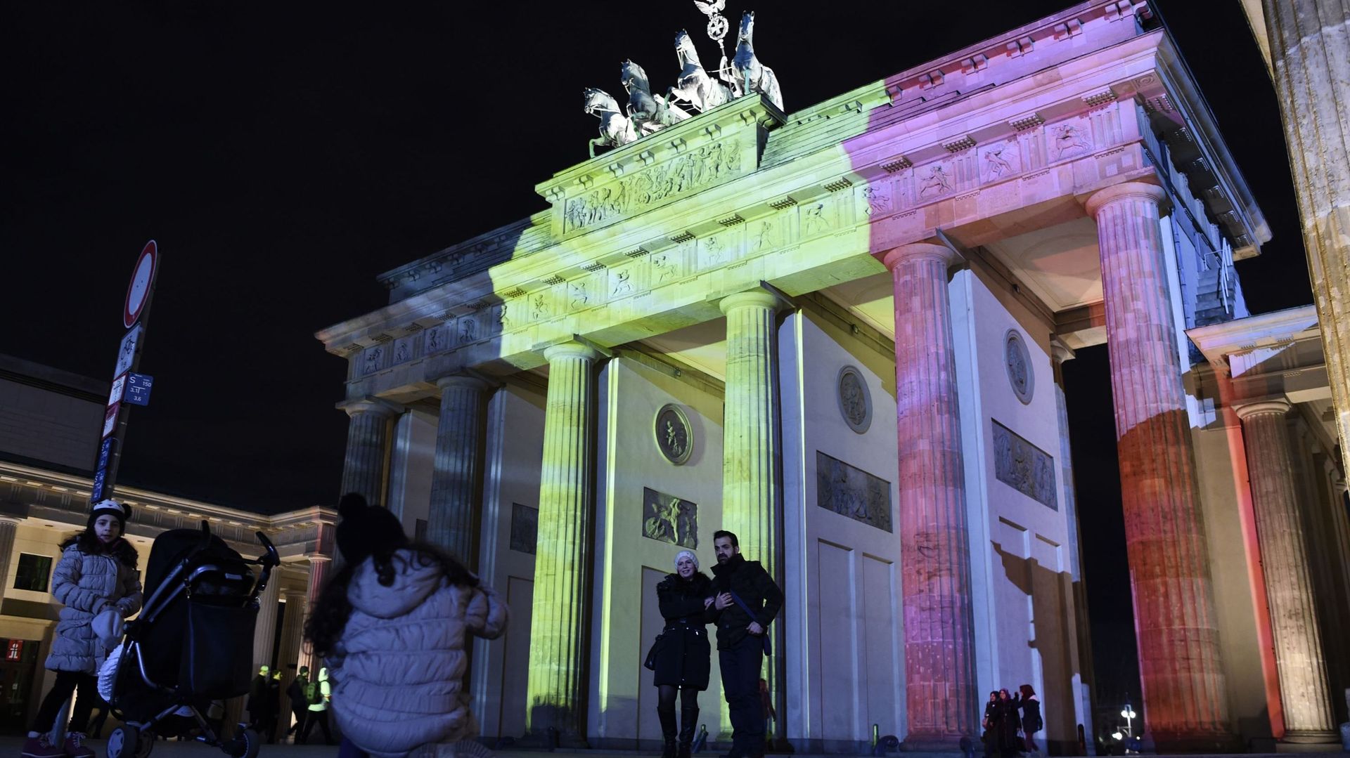 Des hommages aux victimes de Bruxelles dans le monde entier, ici à Berlin.