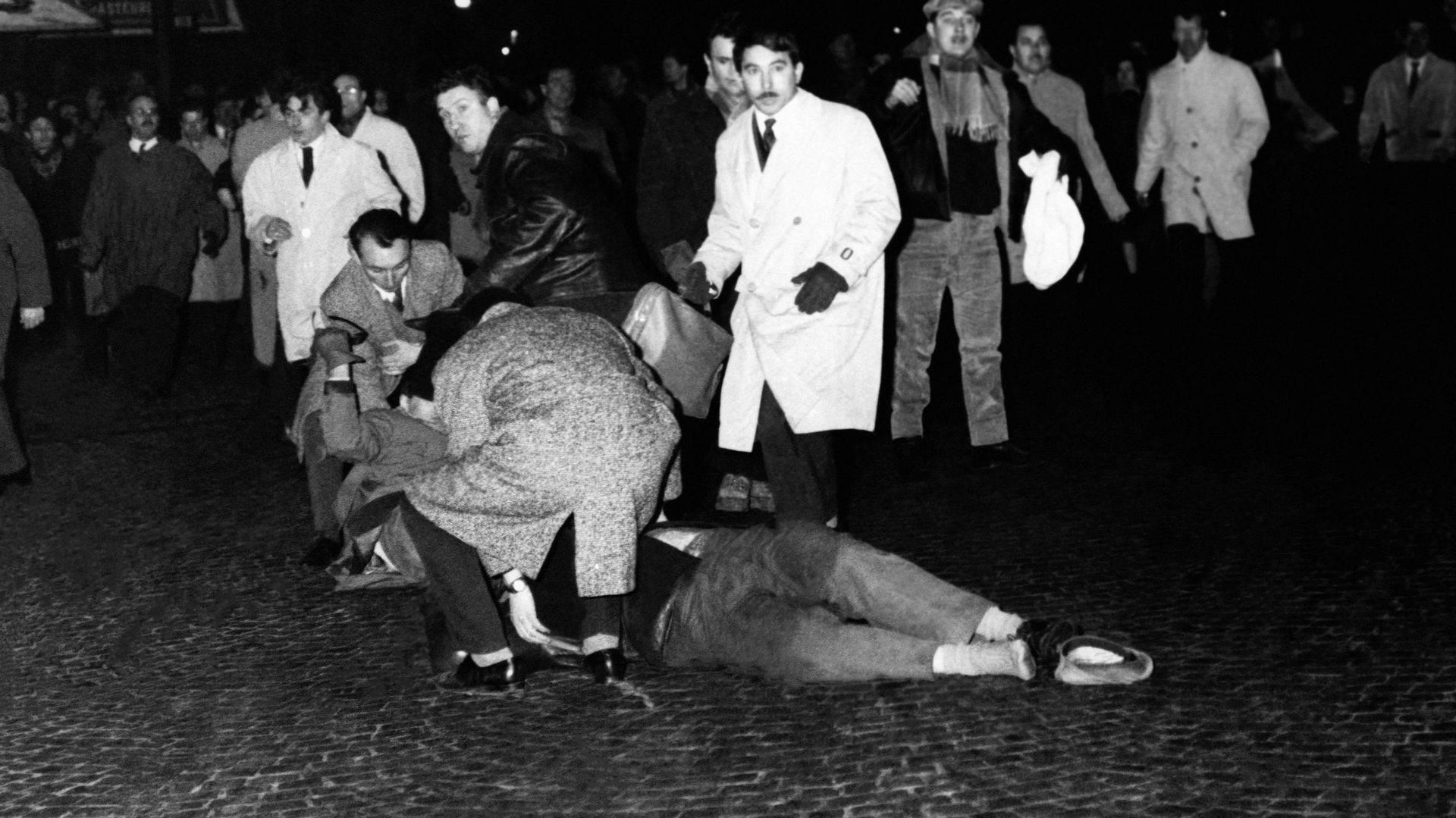 Manifestants blessés lors de la manifestation du 8 février 1962 après de violents combats entre la police et les manifestants.