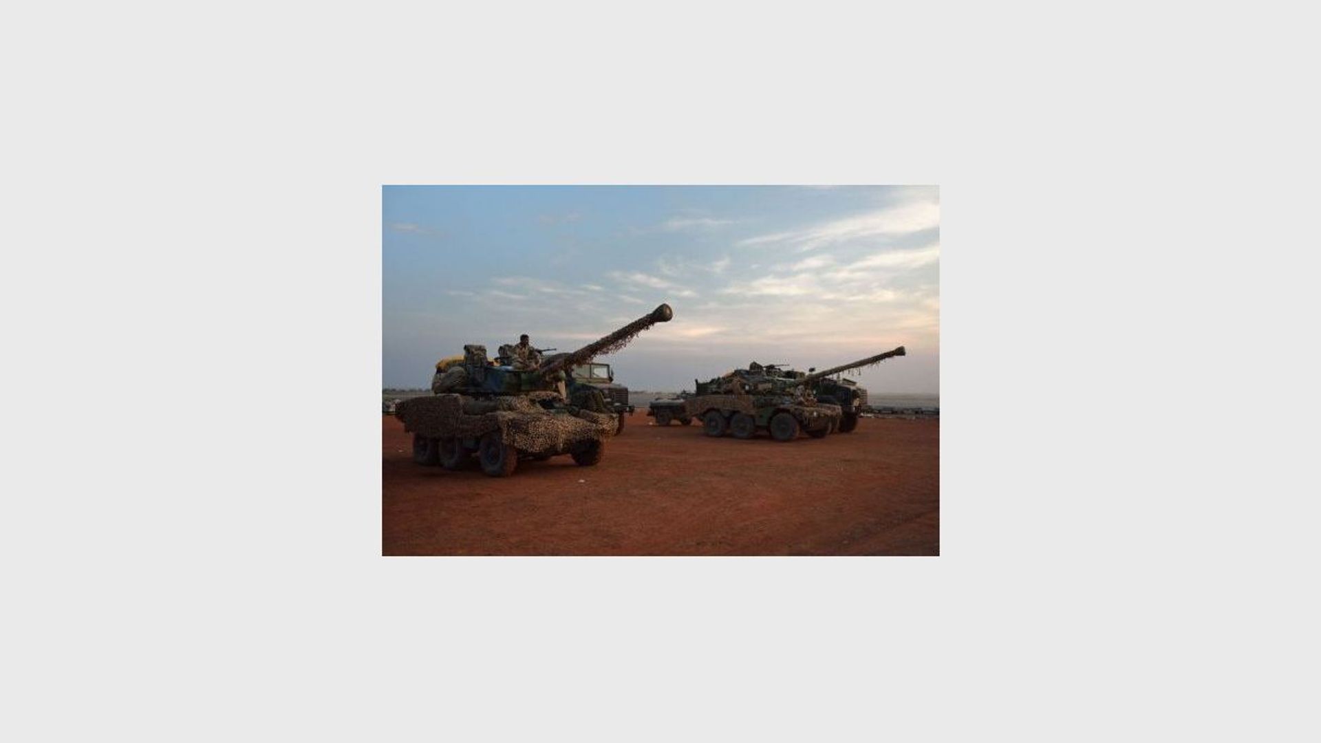 Des chars français le 20 janvier 2013 stationnés près de Bamako en partance pour Sevare dans le nord du Mali