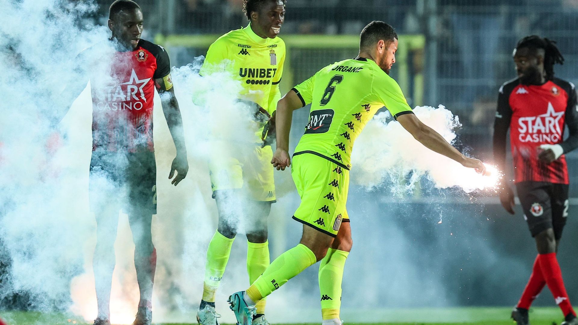 Football – Coupe de Belgique : Adem Zorgane évacue un fumigène tombé sur la pelouse durant le match de seizièmes de finale entre Seraing et Charleroi.