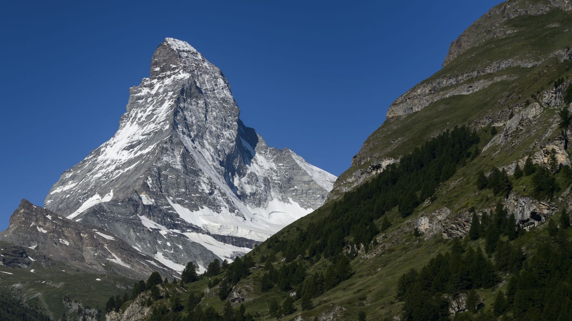 Le Cervin, situé à la frontière italo-suisse, est l'un des sommets les plus hauts des Alpes, avec 4500 mètres. Le température atteignait -10° lorsqu'ils ont été retrouvés.