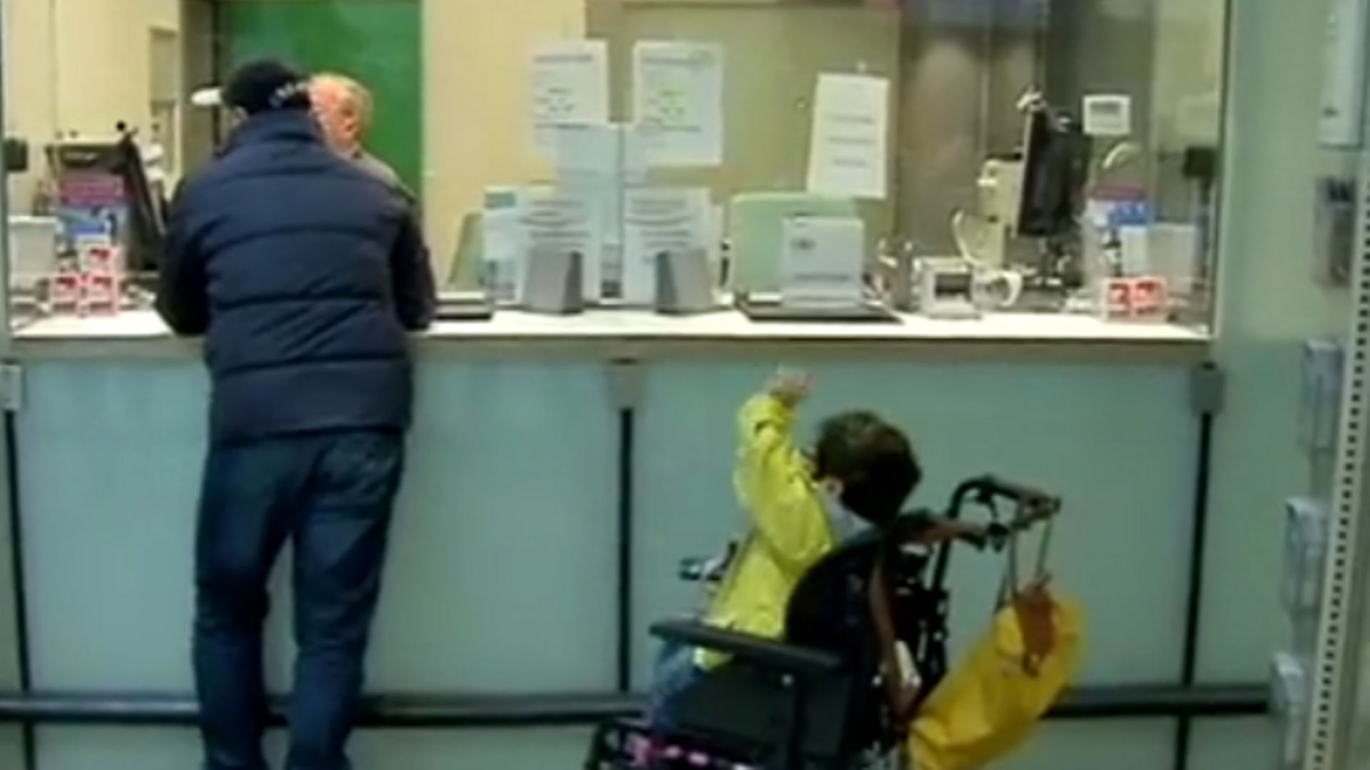 Accessibilité de PMR: des députés bruxellois prennent le métro en chaise roulante