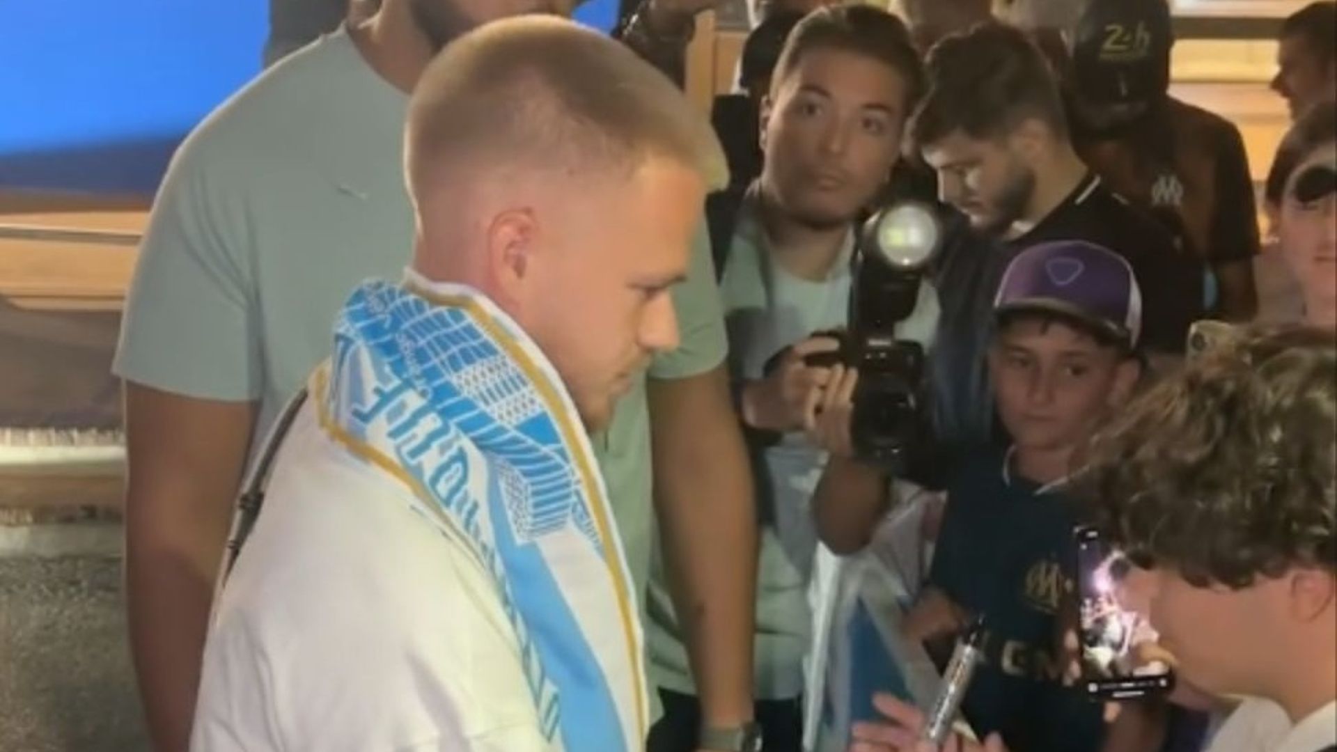 Arthur Vermeeren accueilli par les supporters de Marseille : "Hâte de jouer au Vélodrome"
