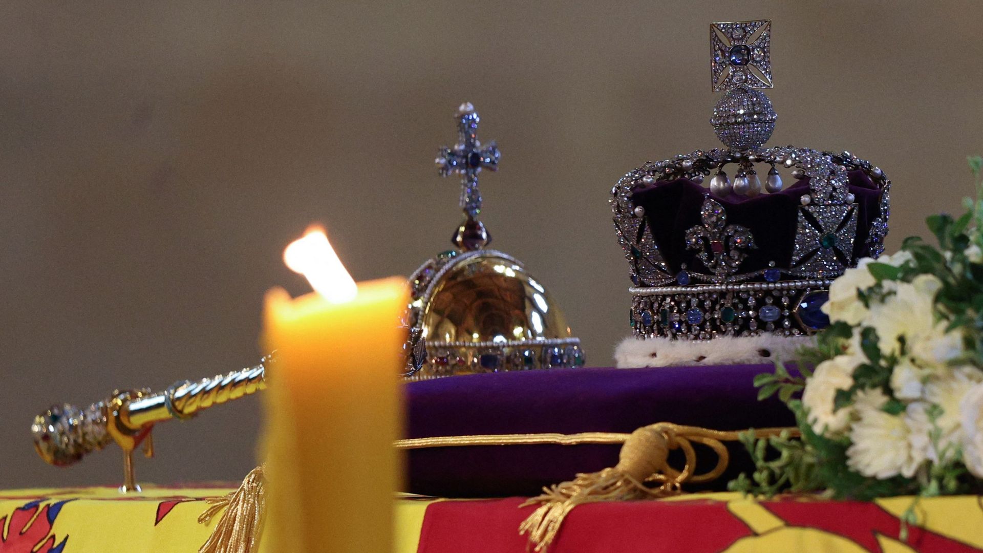 Le cercueil de la reine Elizabeth II, drapé dans le Royal Standard et orné de la couronne impériale de l’État et du sceptre du souverain, au Palais de Westminster à Londres le 18 septembre 2022.