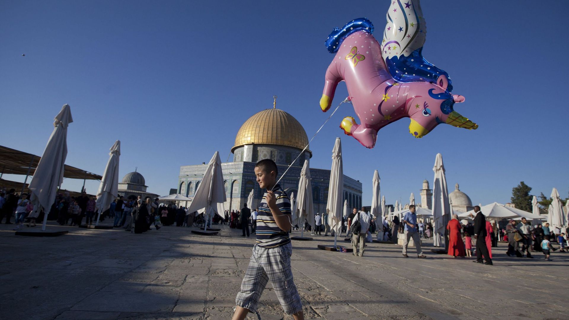 Jeune palestinien devant la mosquée al-Aqsa, à Jérusalem, à la fin du Ramadan en août 2013.