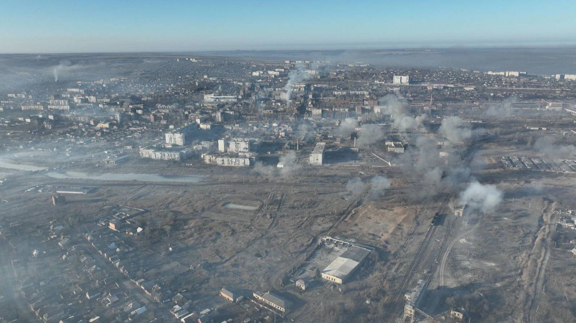 Une vue aérienne de la ville le 27 janvier 2023 à Bakhmut, en Ukraine.