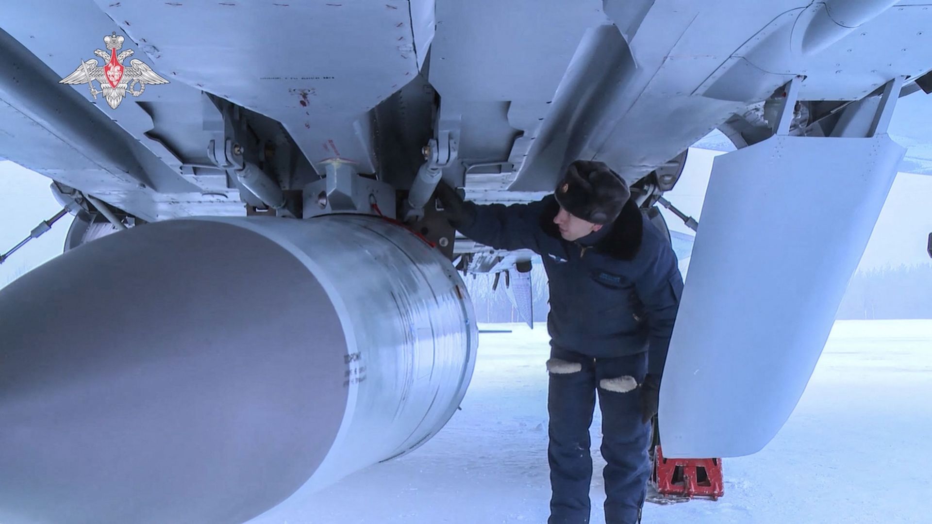 Un technicien examine un avion russe MiG-31K, le seul capable de transporter les missiles Kinjal.
