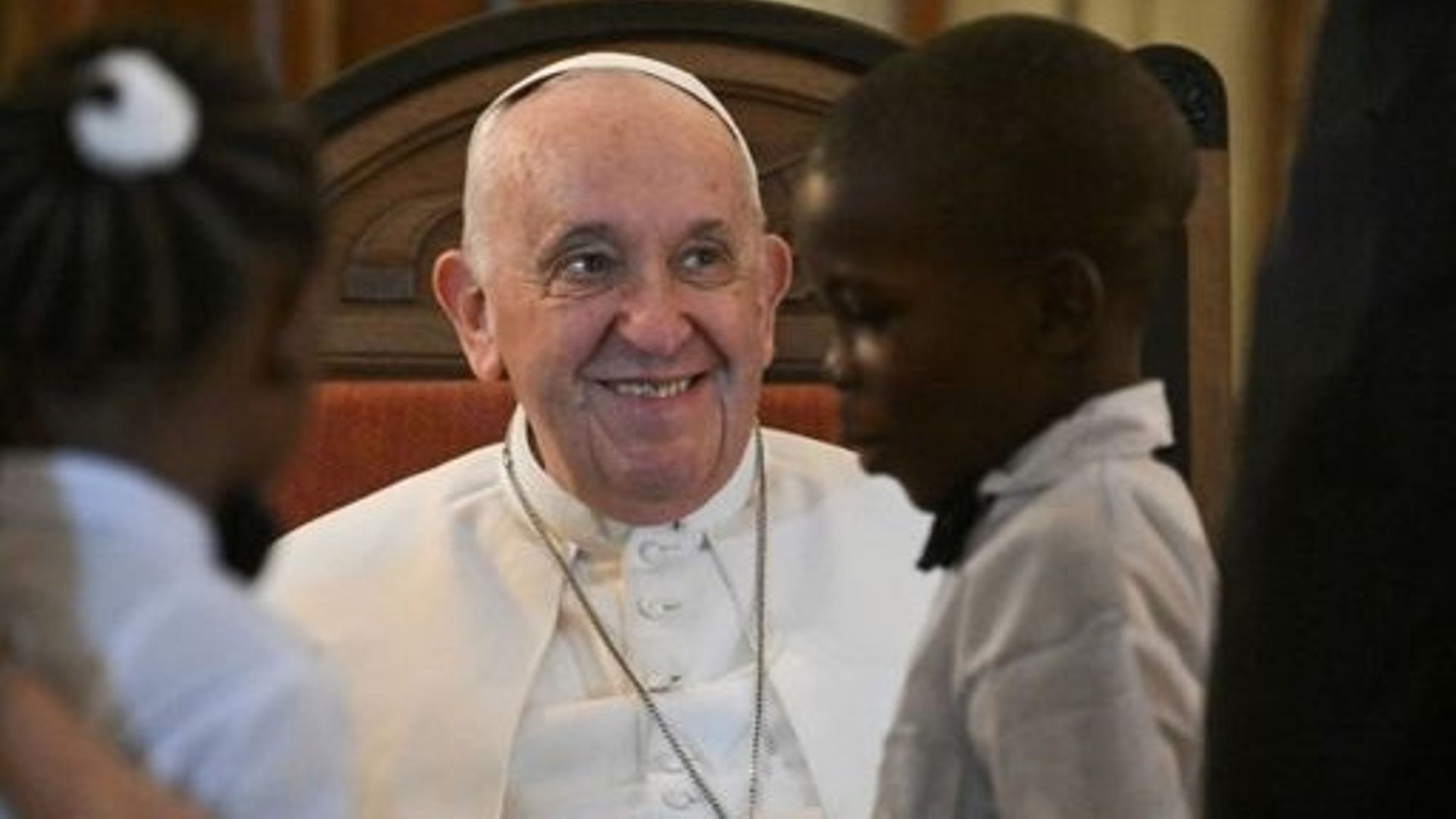 Le pape François regarde alors qu’il rencontre des représentants d’organisations caritatives à la nonciature apostolique de Kinshasa, en République démocratique du Congo (RDC), le 1er février 2023. Le Pape François est arrivé en République démocratique du