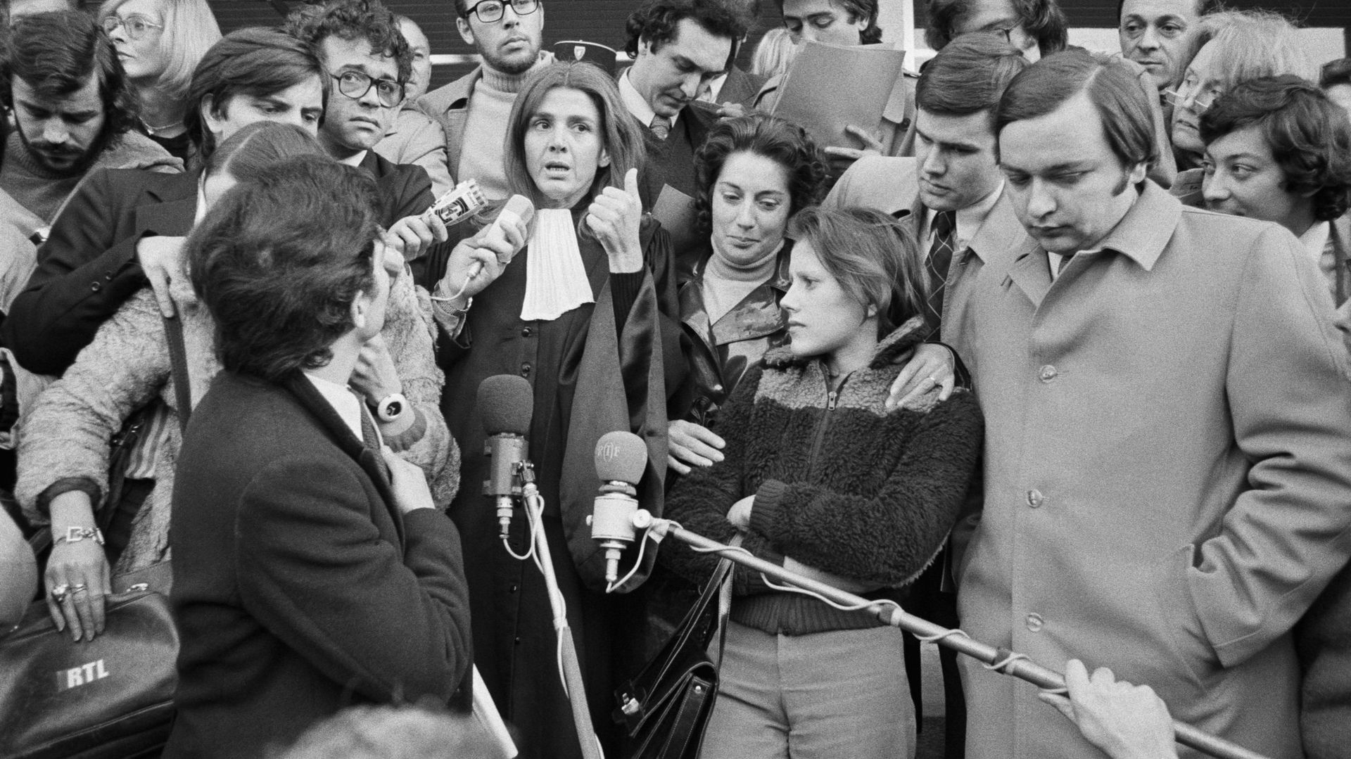 Lors du "Procès de Bobigny", en 1972, Gisèle Halimi répons à une interview ; à côté d’elle, Michèle et Marie-Claire Chevalier.
