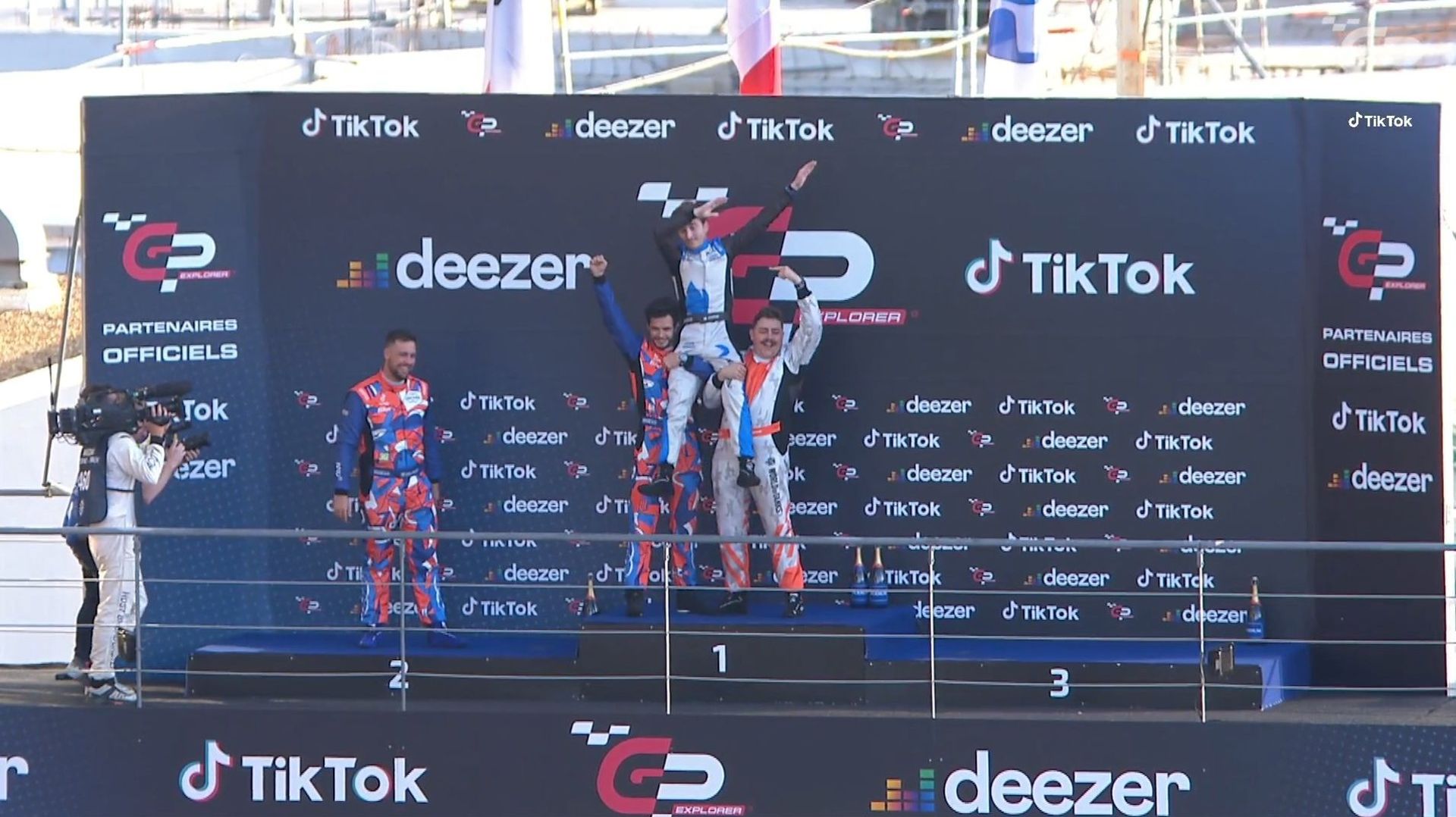 Sylvain de la chaîne YouTube Vilebrequin porté par ses anciens adversaires sur le podium du GP Explorer après sa victoire.