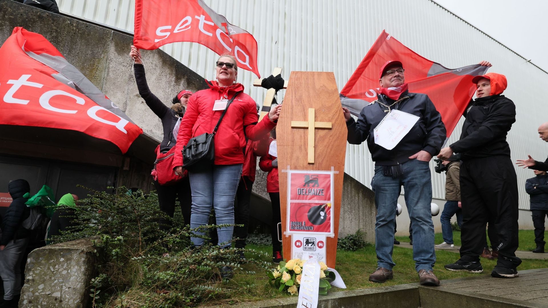 Un cercueil photographié lors d’une manifestation devant une réunion des syndicats et de la direction de la chaîne de supermarchés Delhaize, à Zellik, le mardi 14 mars 2023.