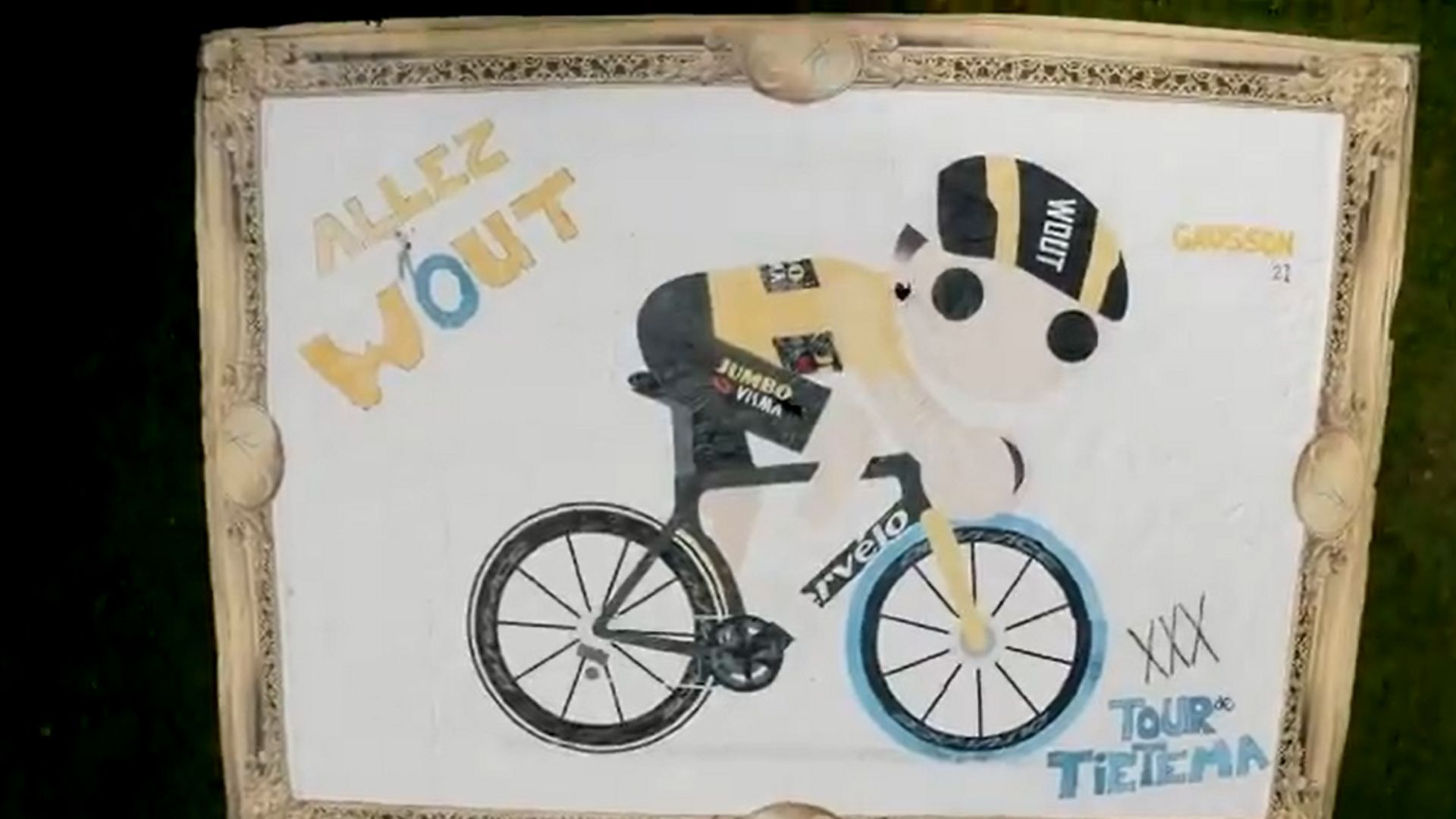 Un record du monde et un tableau XXL "offerts" à Wout van Aert sur la route du Tour de France.