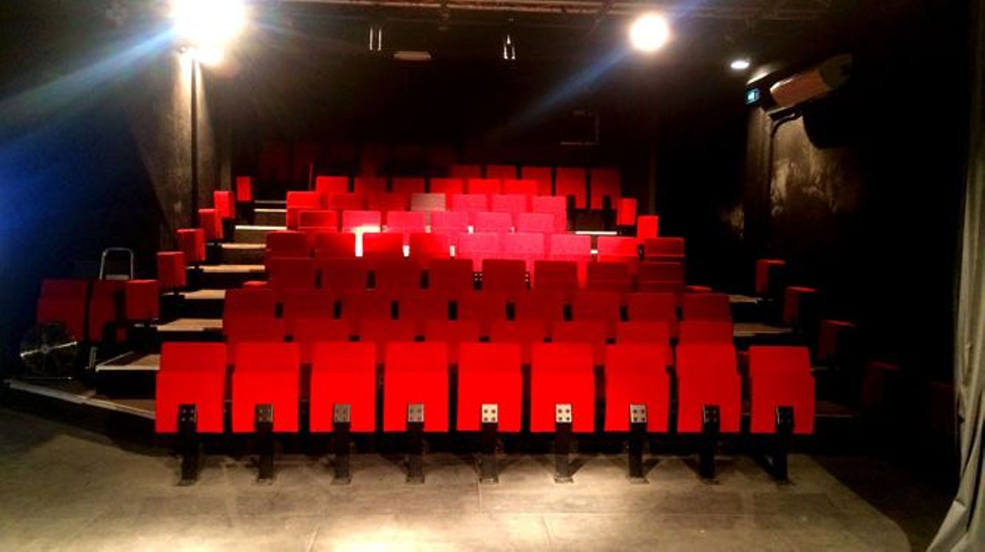 Cet été, le coquet théâtre de 98 places aménagé au numéro 5 de la rue Ninon Vallin, à deux pas des remparts d’Avignon, n’accueillera donc aucun artiste sur sa scène.