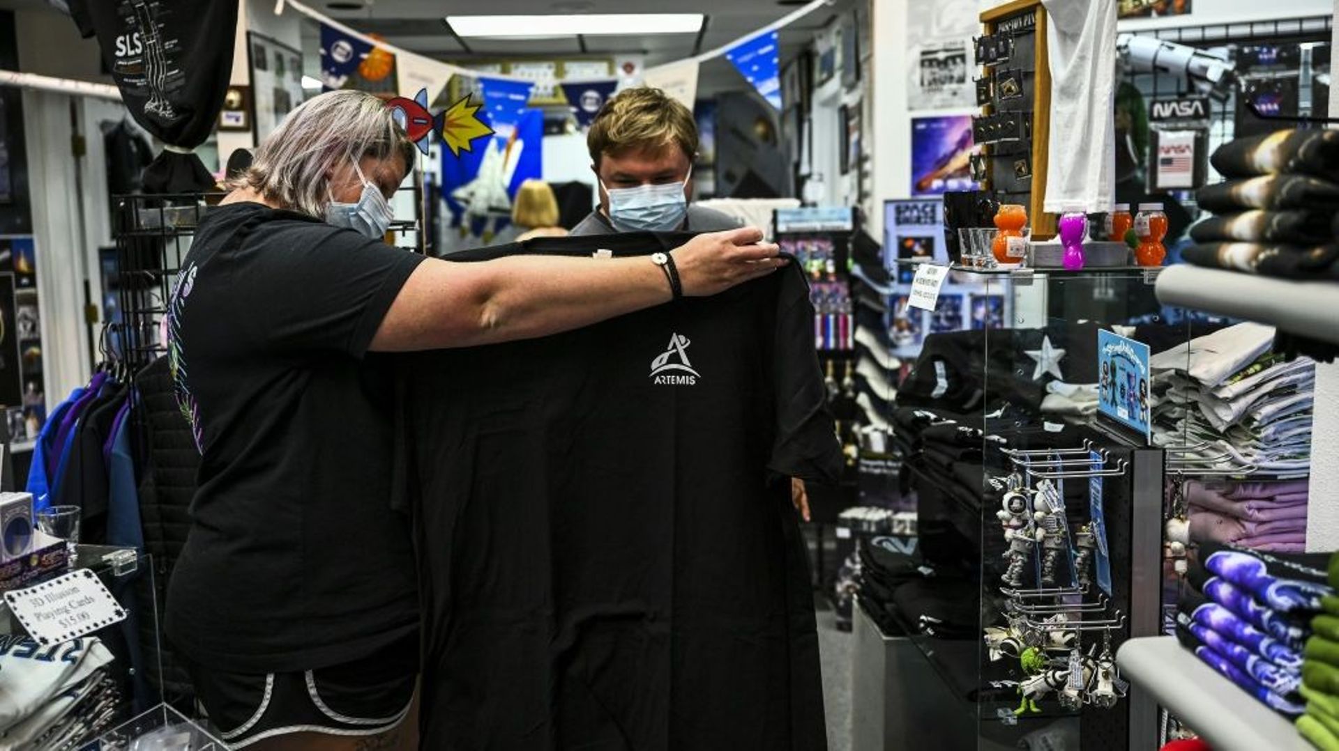 Des touristes dans un magasin dédié à l'espace près du centre spatial Kennedy en Floride, le 27 août 2022