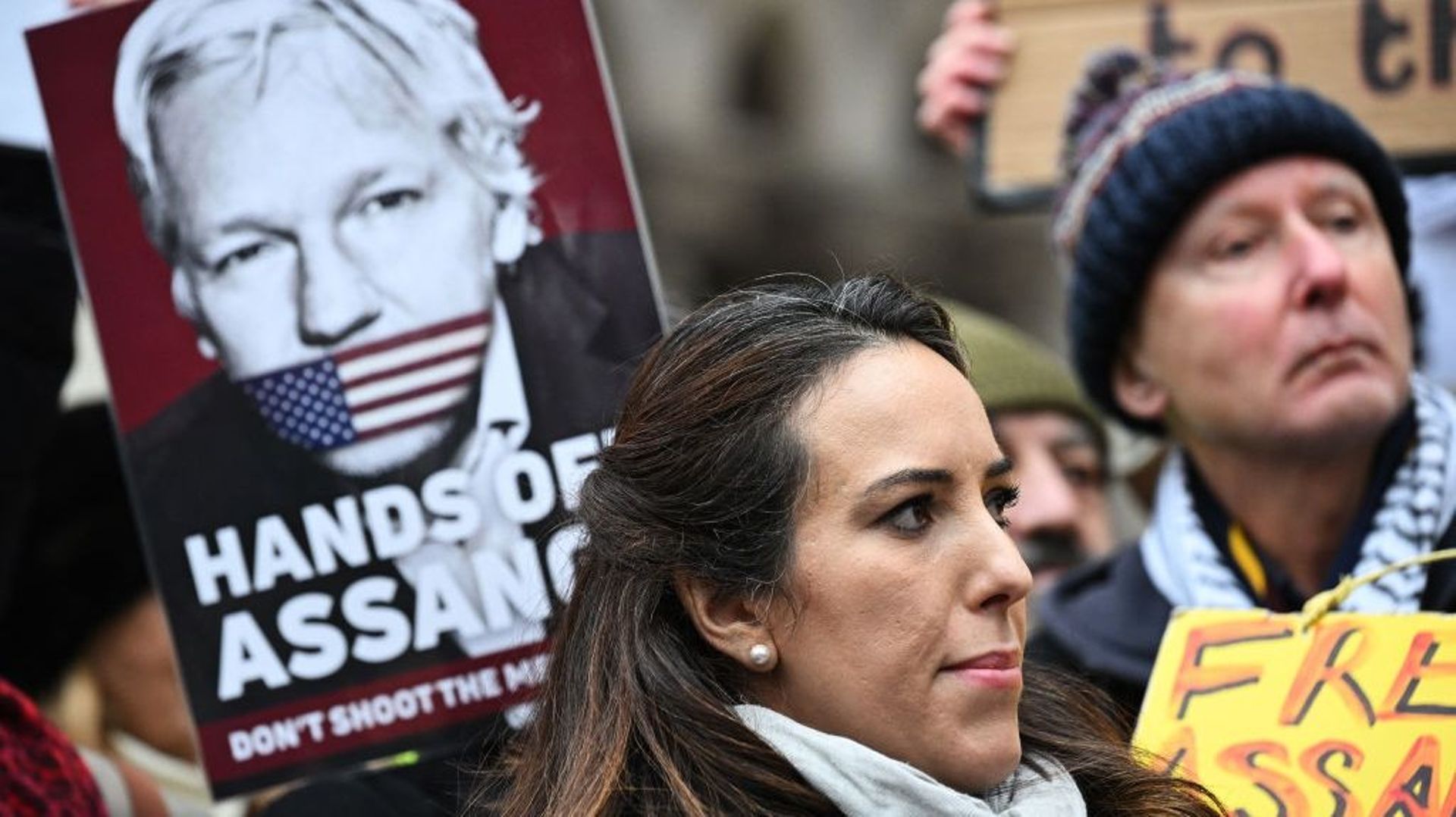 Stella Moris, s'adresse aux médias et à des sympathisants devant les Royal Courts of Justice, Strand, alors que la Haute Cour a décidé qu'Assange pouvait demander à la Cour suprême l'autorisation de faire appel de son extradition vers les États-Unis, le 2
