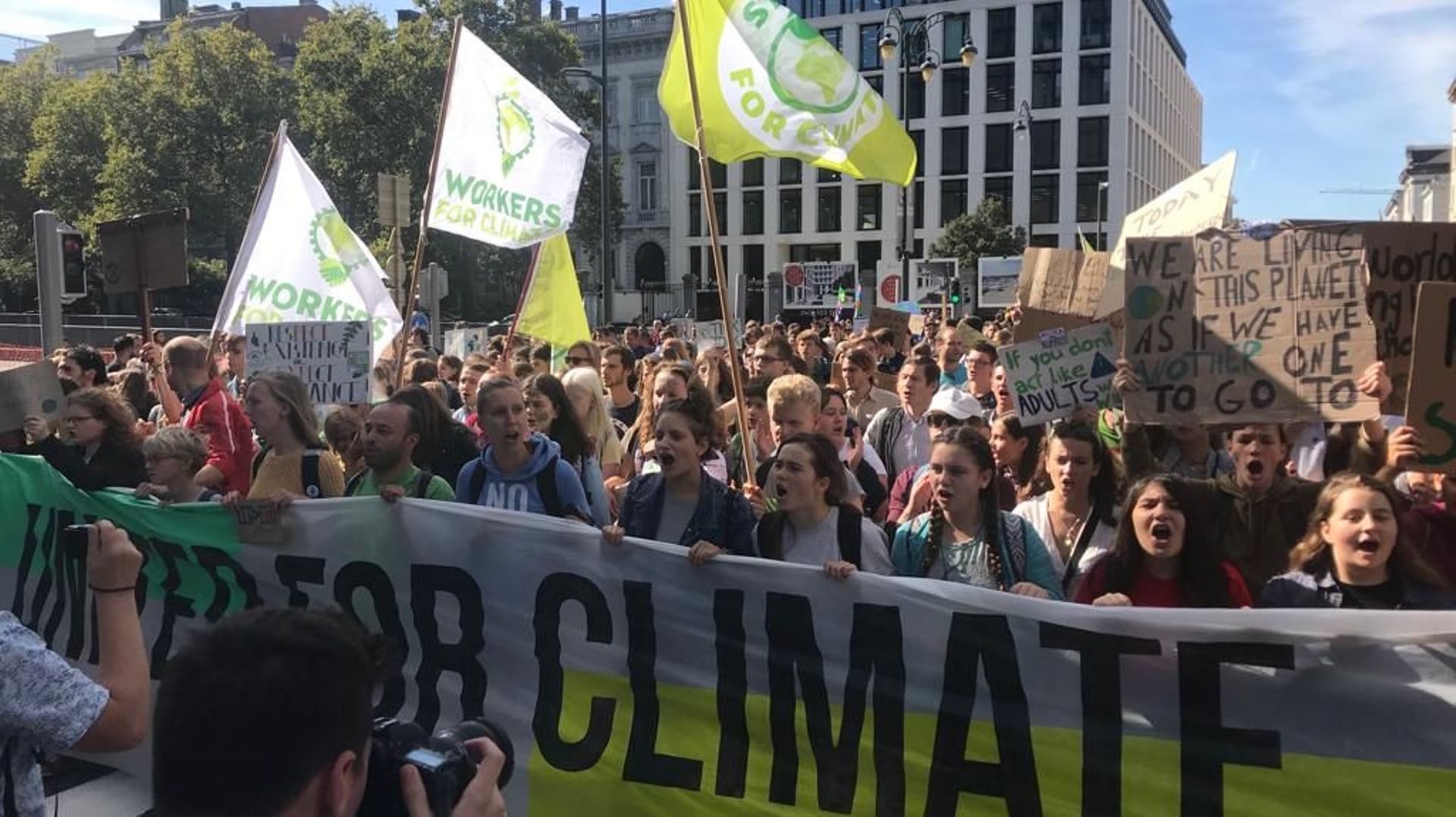 Grève mondiale pour le climat : des milliers de jeunes (et moins jeunes) manifestent à Bruxelles