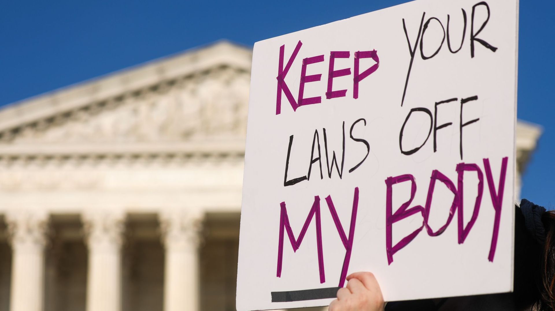 Des manifestants pour le droit à l'avortement se rassemblent devant la Cour suprême des États-Unis à Washington, D.C., États-Unis, le 24 juin 2022.