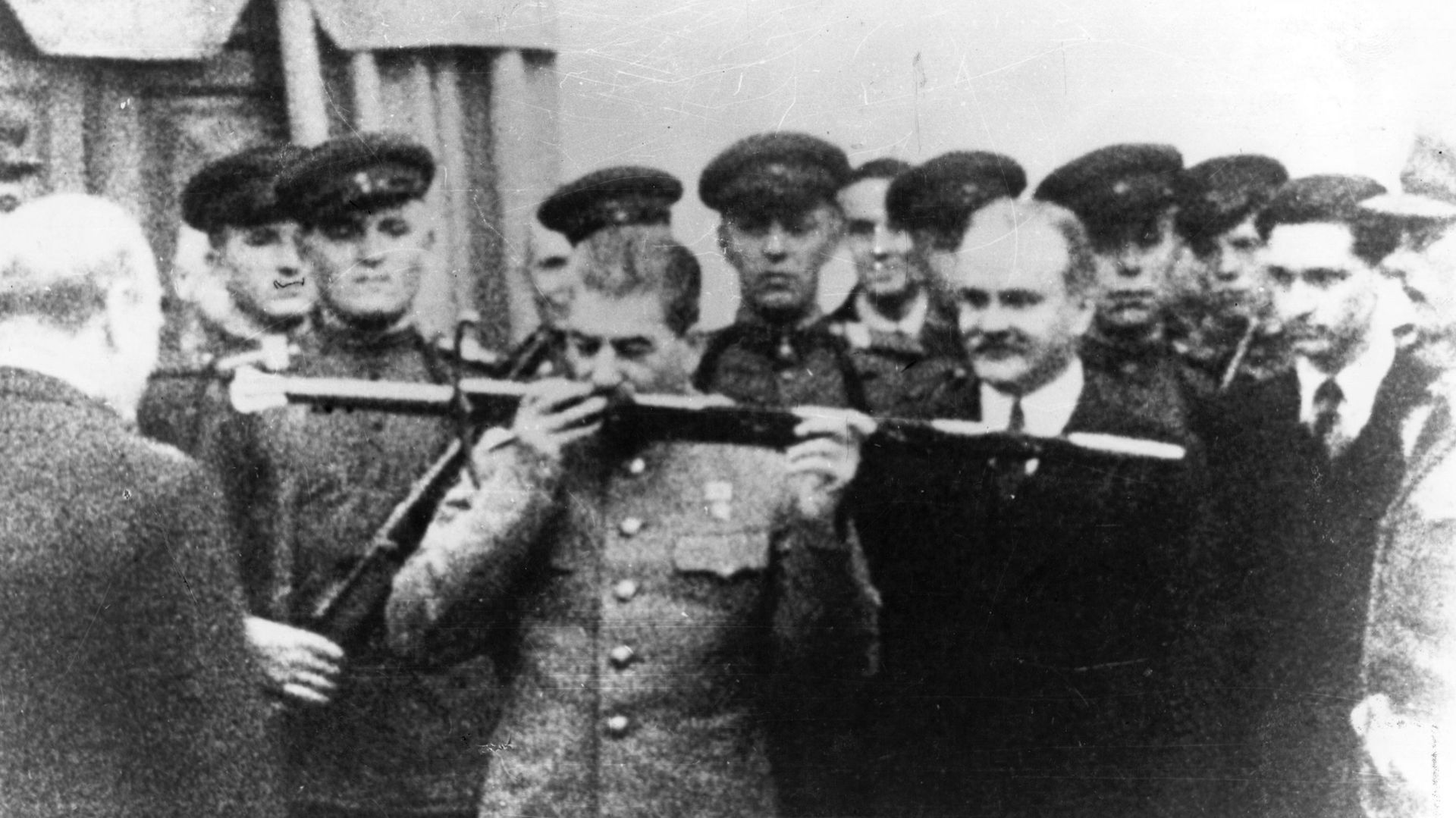 Staline reçoit de Churchill "l’épée de Stalingrad", en remerciement du peuple russe