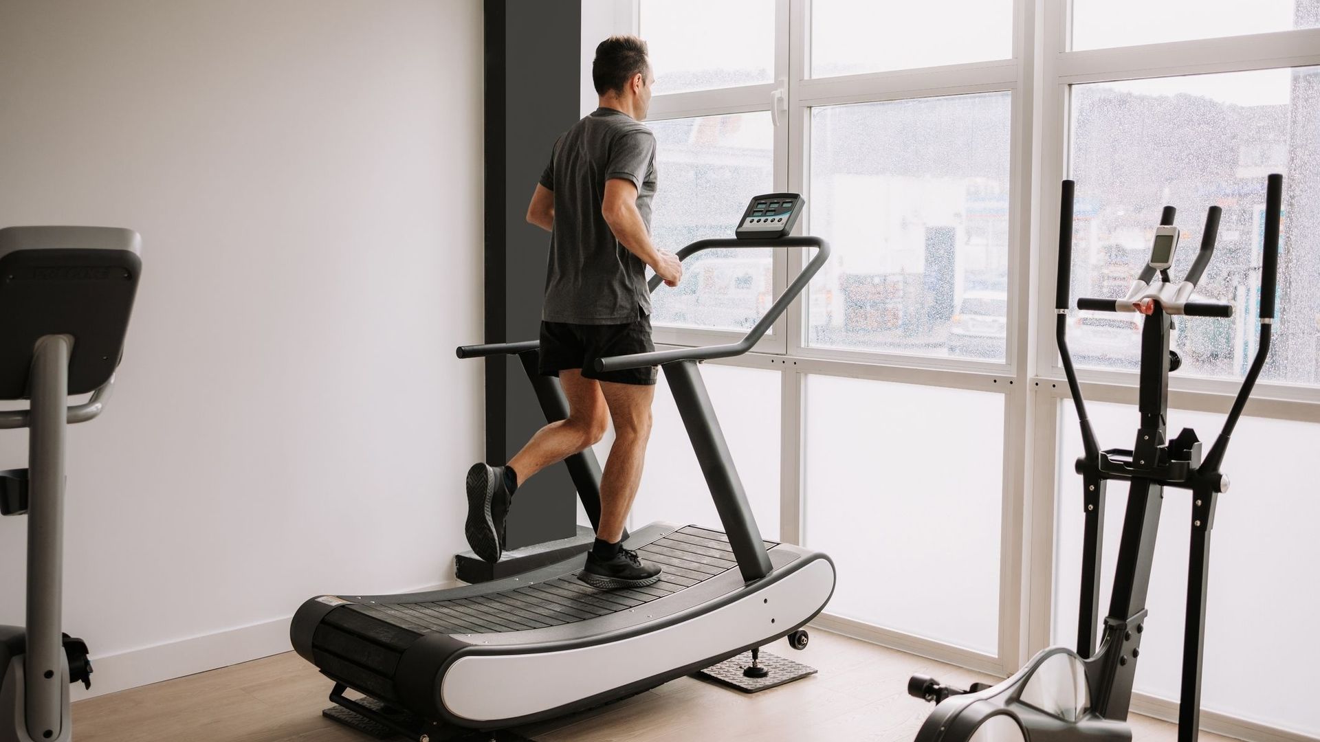 Tapis de course, vélo ou rameur, que choisir pour faire du cardio à la maison ? RTBF Actus