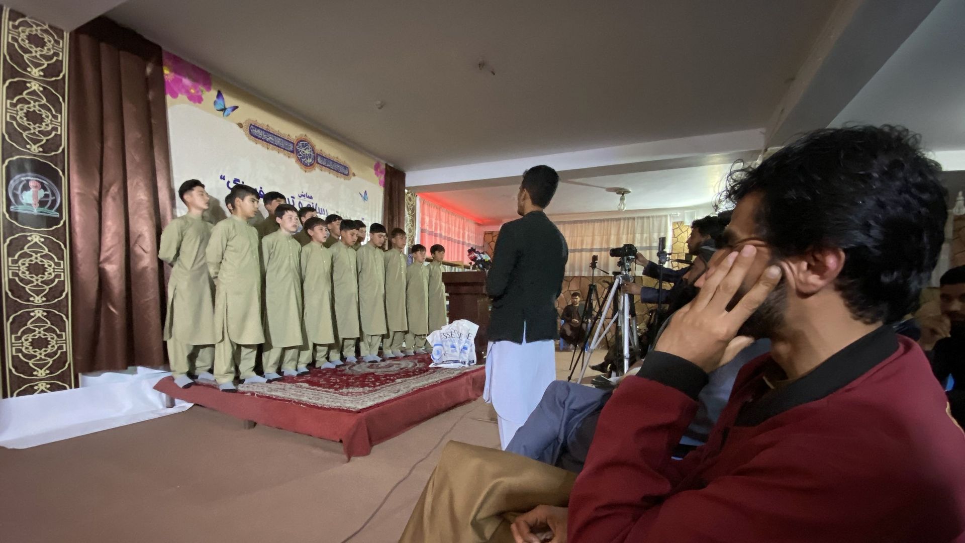 Des enfants chantent quelques instants avant l’explosion d’une bombe lors d’un événement commémorant les médias, dans un centre culturel de Mazar-i-Sharif, le 11 mars 2023.