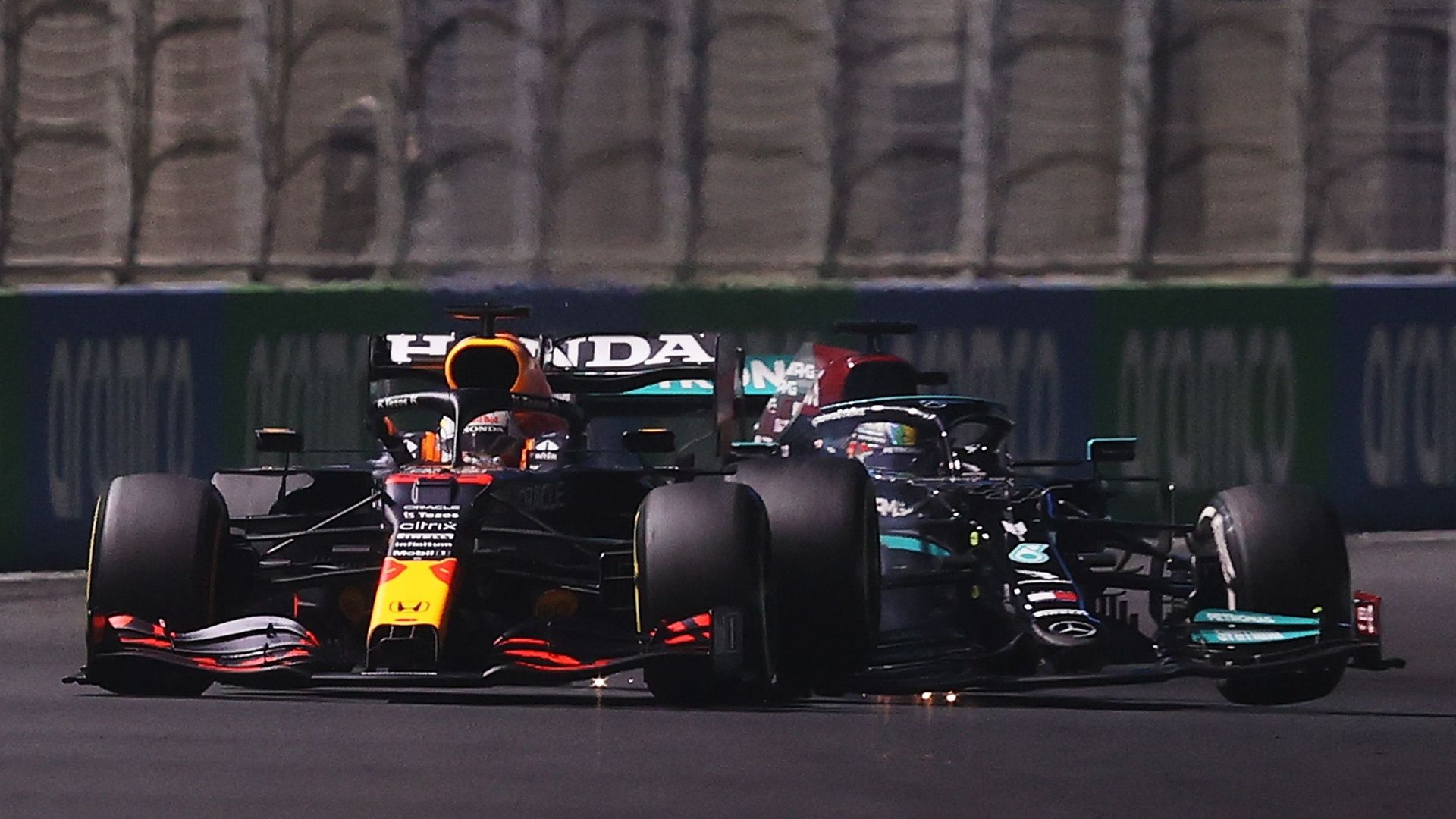 Max Verstappen et Lewis Hamilton se touchent à Jeddah