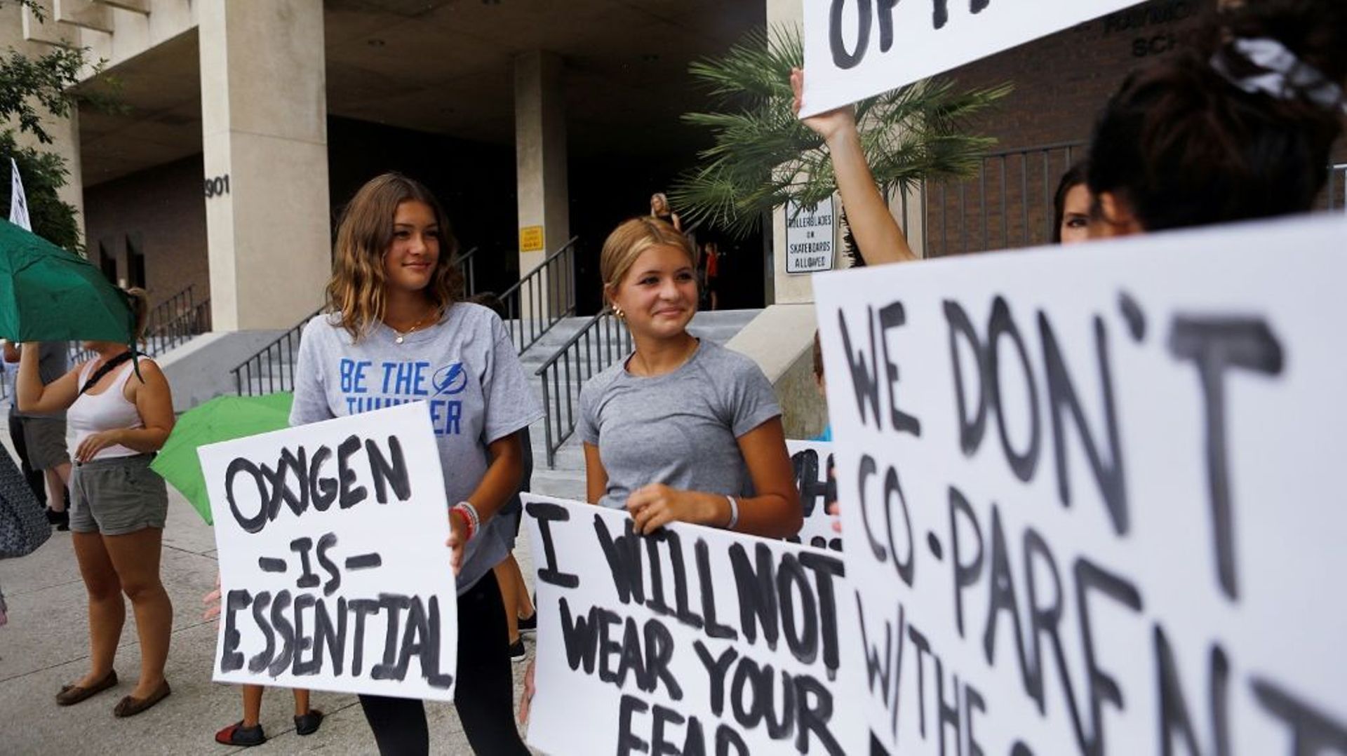 Des familles protestent contre la possibilité du port du masque obligatoire à l’école, à Tampa, en Floride, le 27 juillet 2021