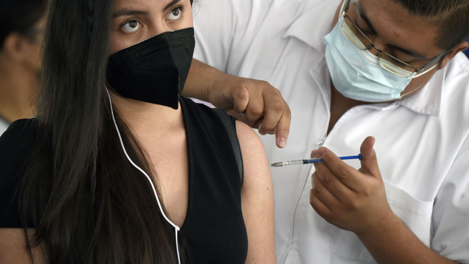 Une jeune femme reçoit sa première dose du vaccin Sputnik-V contre le Covid-19 à Mexico, le 27 juillet 2021.