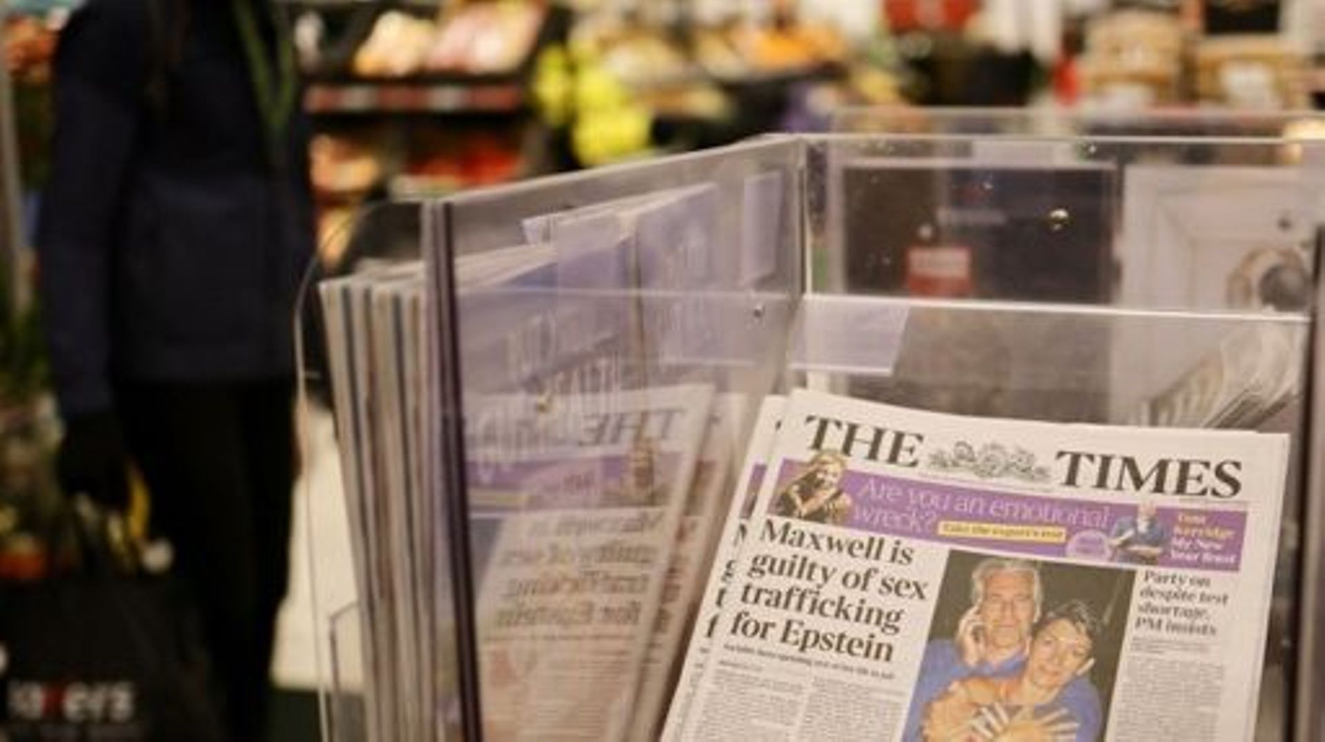 Un titre du journal The Times est photographié dans un magasin de Londres le 30 décembre 2021, le matin après qu'un jury de New York ait déclaré Ghislaine Maxwell coupable d'avoir recruté et préparé des jeunes filles pour qu'elles soient abusées sexuellem