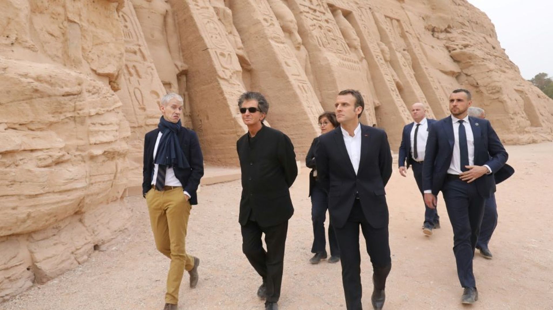 Le président français Emmanuel Macron (2e personne à droite) visite le temple d'Abou Simbel, dans le sud de l'Egypte, le 27 janvier 2019