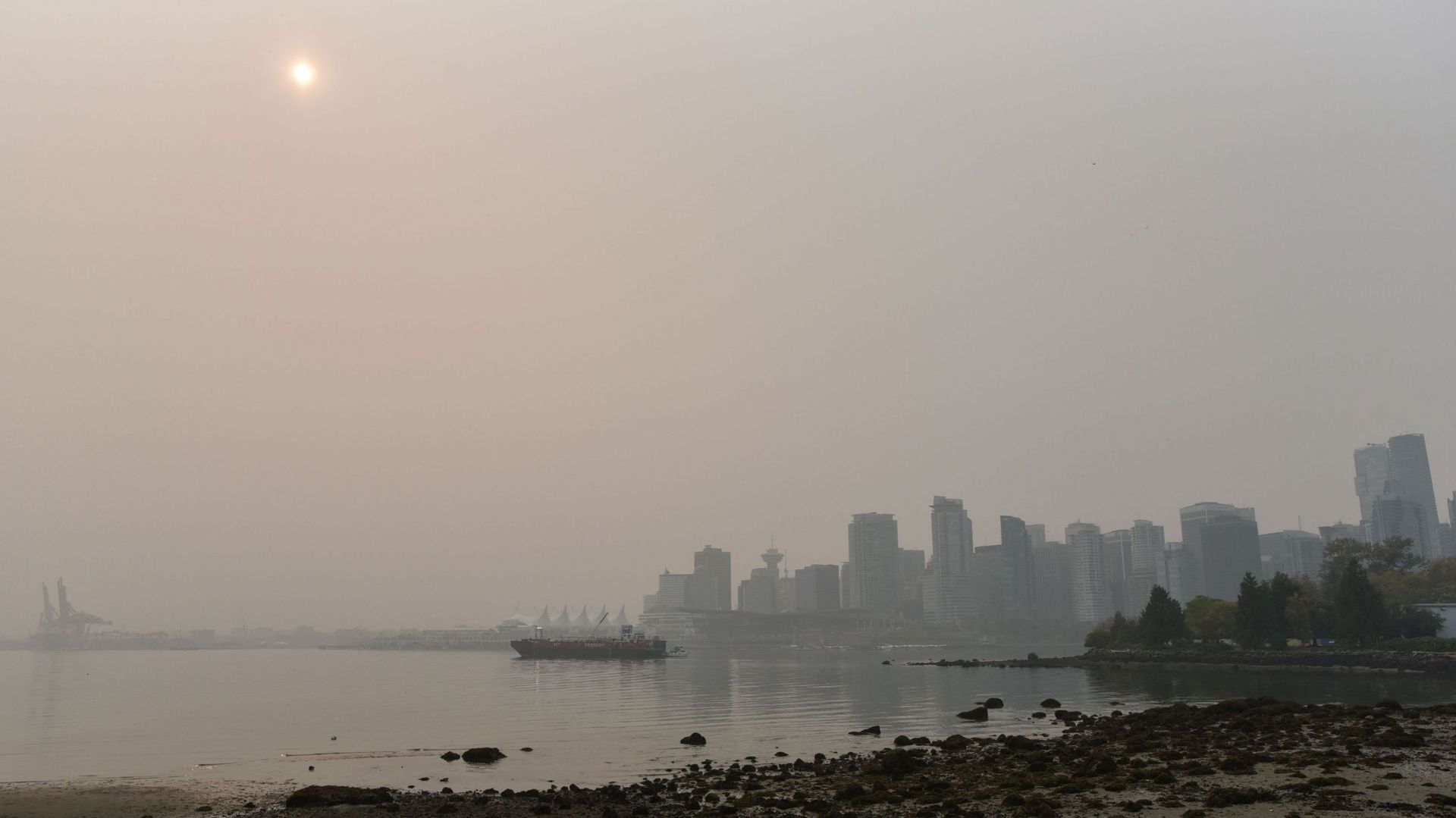 D'épaisses fumées embrument la ville de Vancouver. 