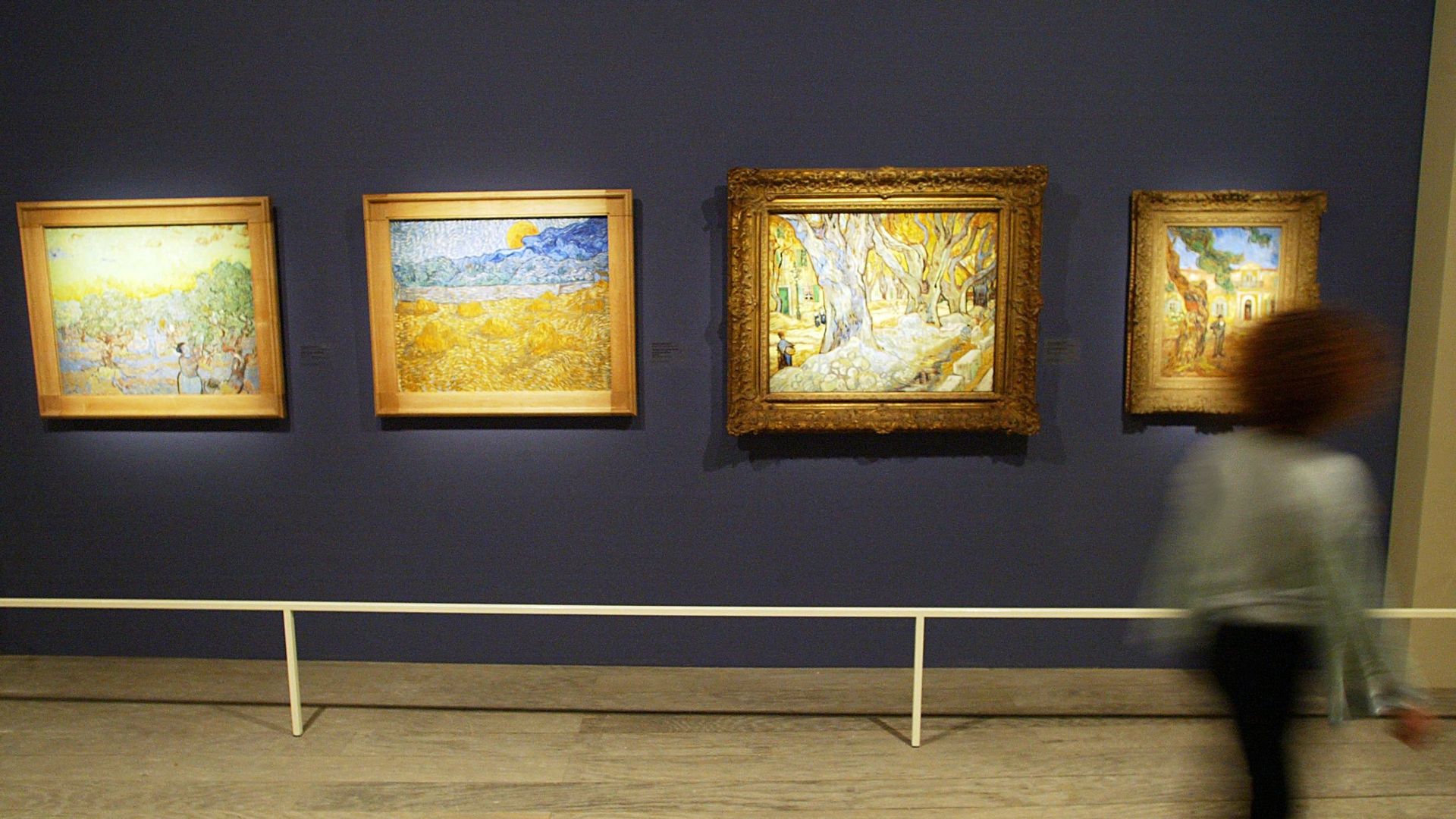 Une employée du musée de la Vielle Charit passe devant des toiles du peintre Vincent Van Gogh.