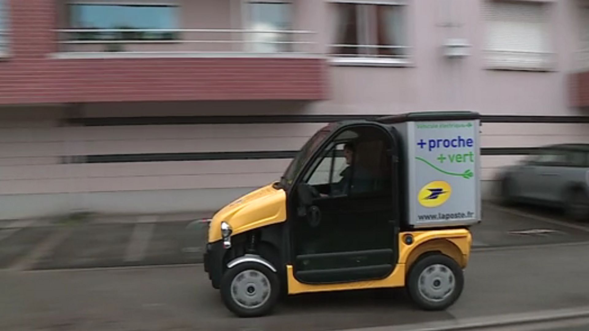 Les facteurs français parcourent des dizaines de kilomètres par jour dans ces voiturettes électriques