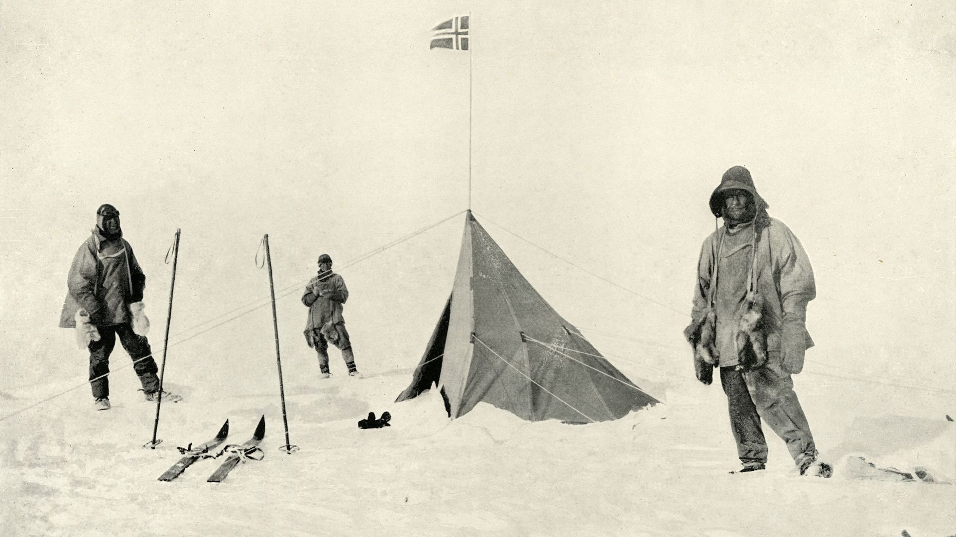 Le drapeau et la tente dressés par Roald Amundsen, une fois arrivé au pôle Sud