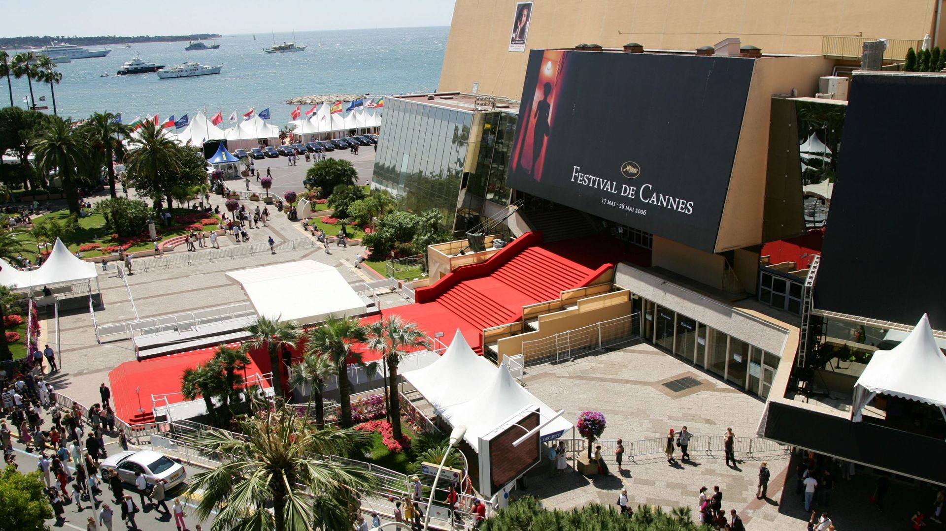 Le Palais des festivals et des congrès de Cannes, paré pour la cérémonie finale du Festival.